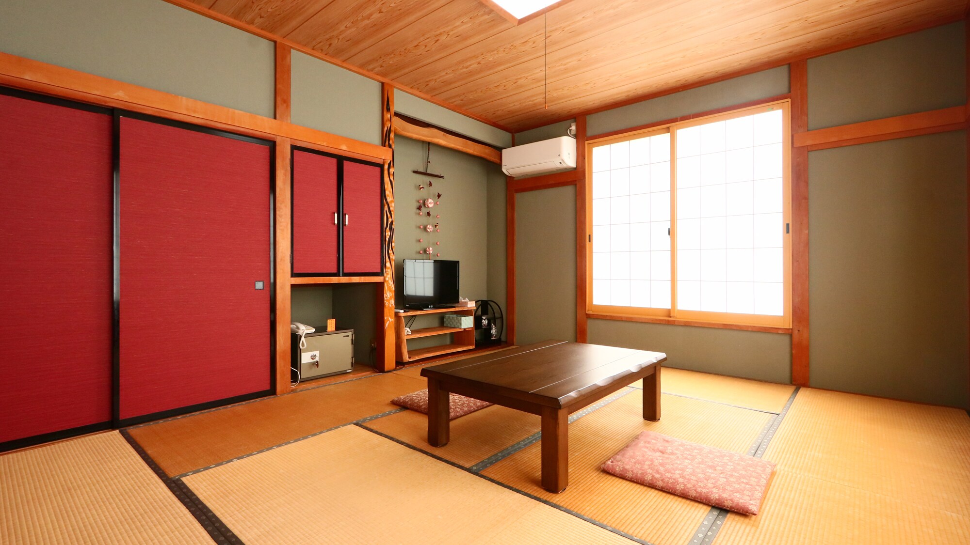 10 tatami Japanese-style room - Relax with your family or group.
