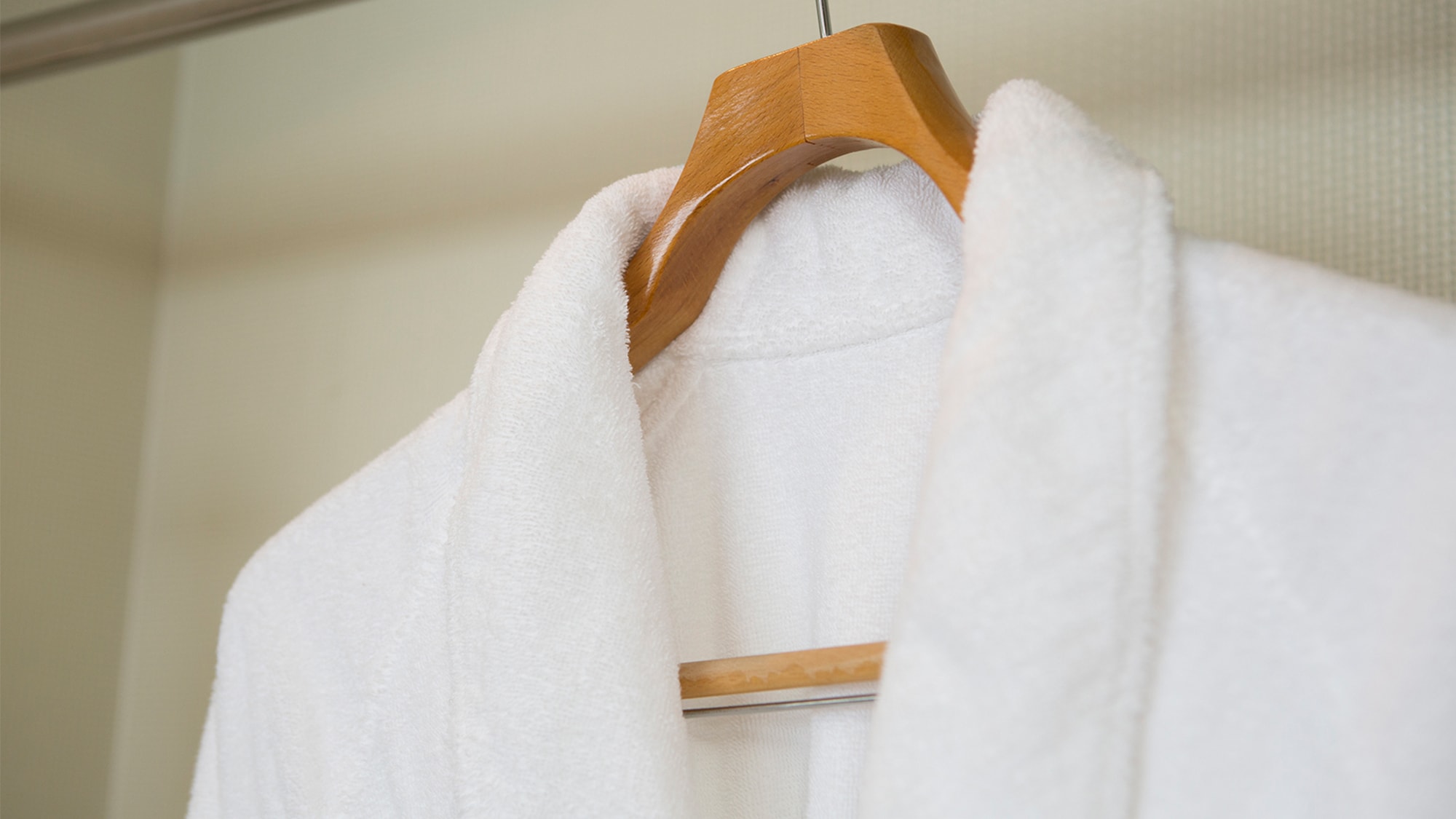 头等舱和商务舱的 58 平方米和 68 平方米客房均提供浴袍。