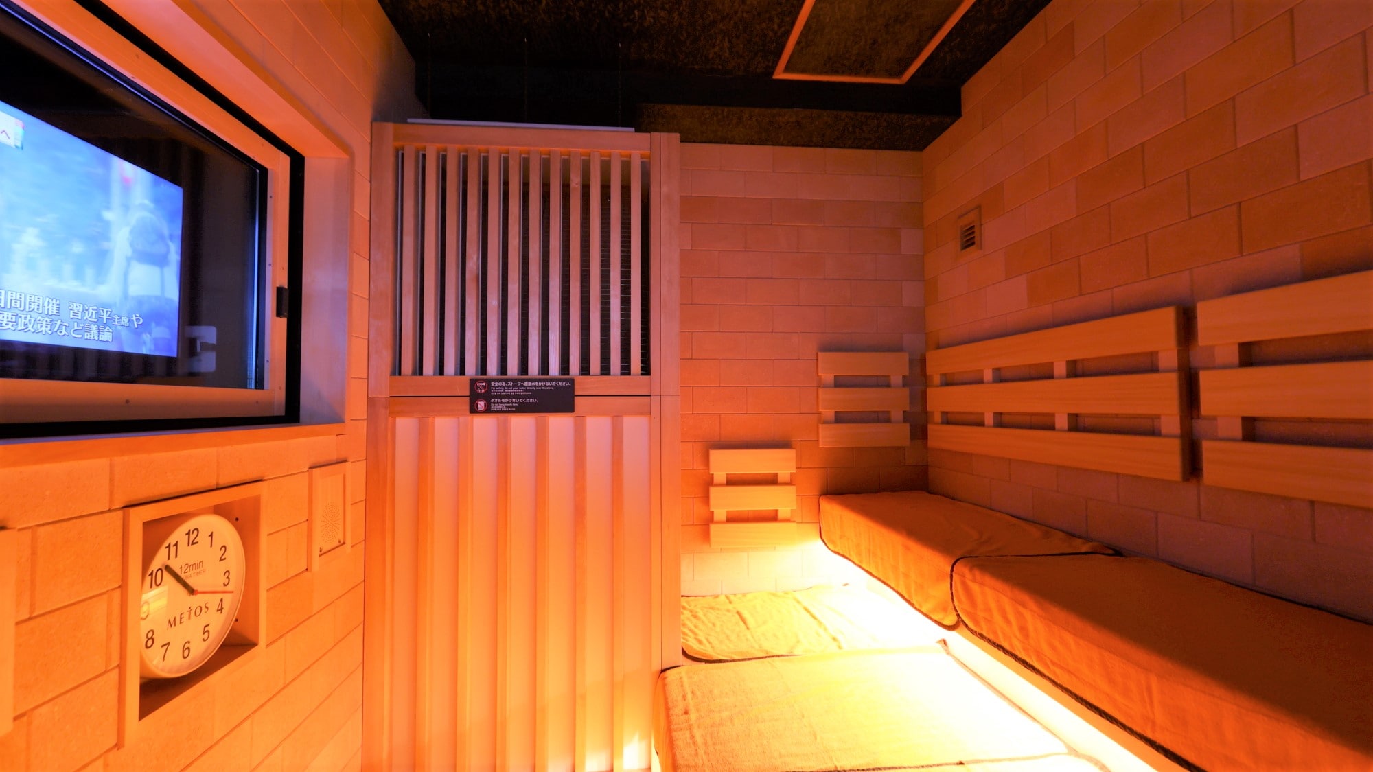 Male high temperature sauna approx. 95 ° C-100 ° C (stops from 1:00 to 5:00 at midnight)