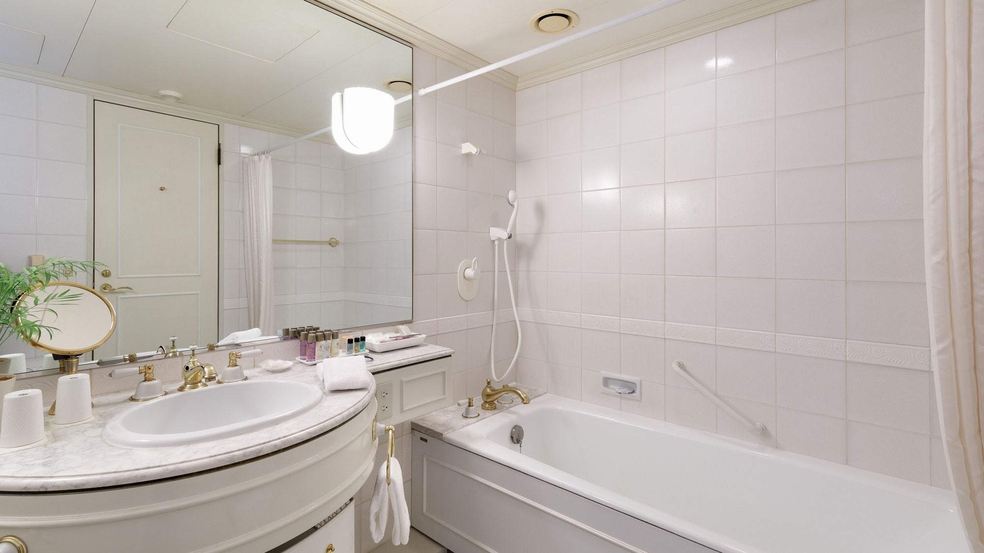 Bathroom (moderate room)