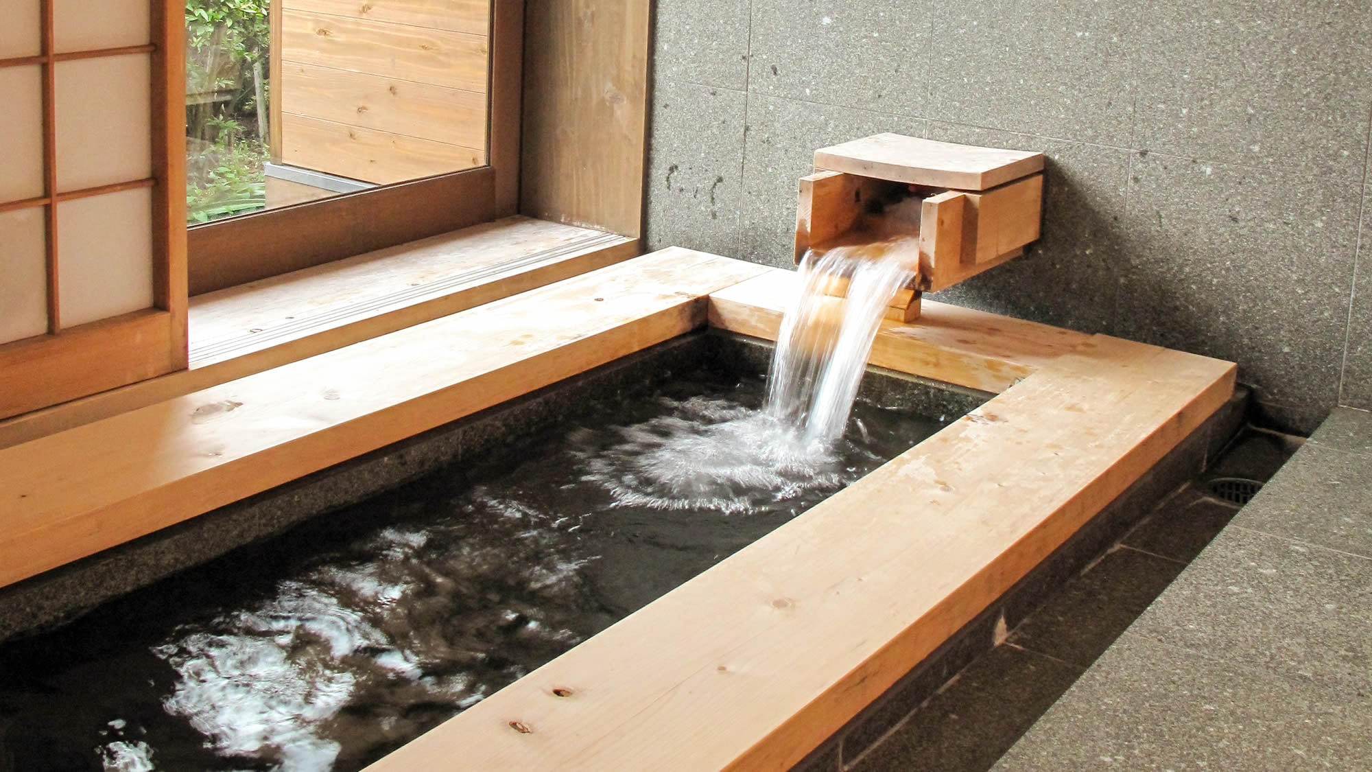 [Semi-open-air bath in detached building] A relaxing indoor bath made of cypress.