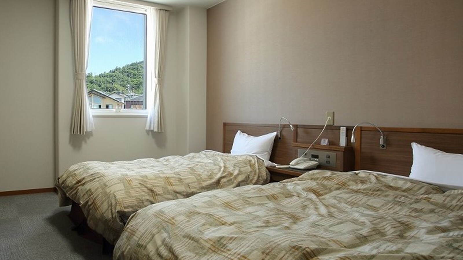 *[Mountain side Western-style twin room] Recommended for those who prefer beds.