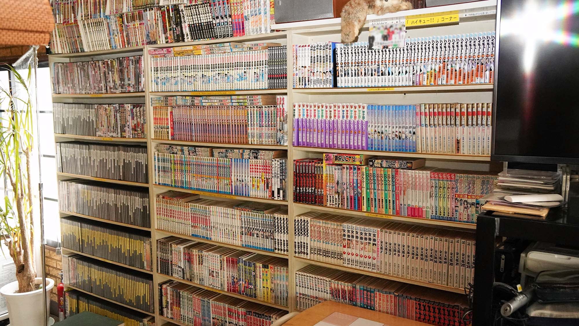 ・There are lots of manga books in the cafeteria!