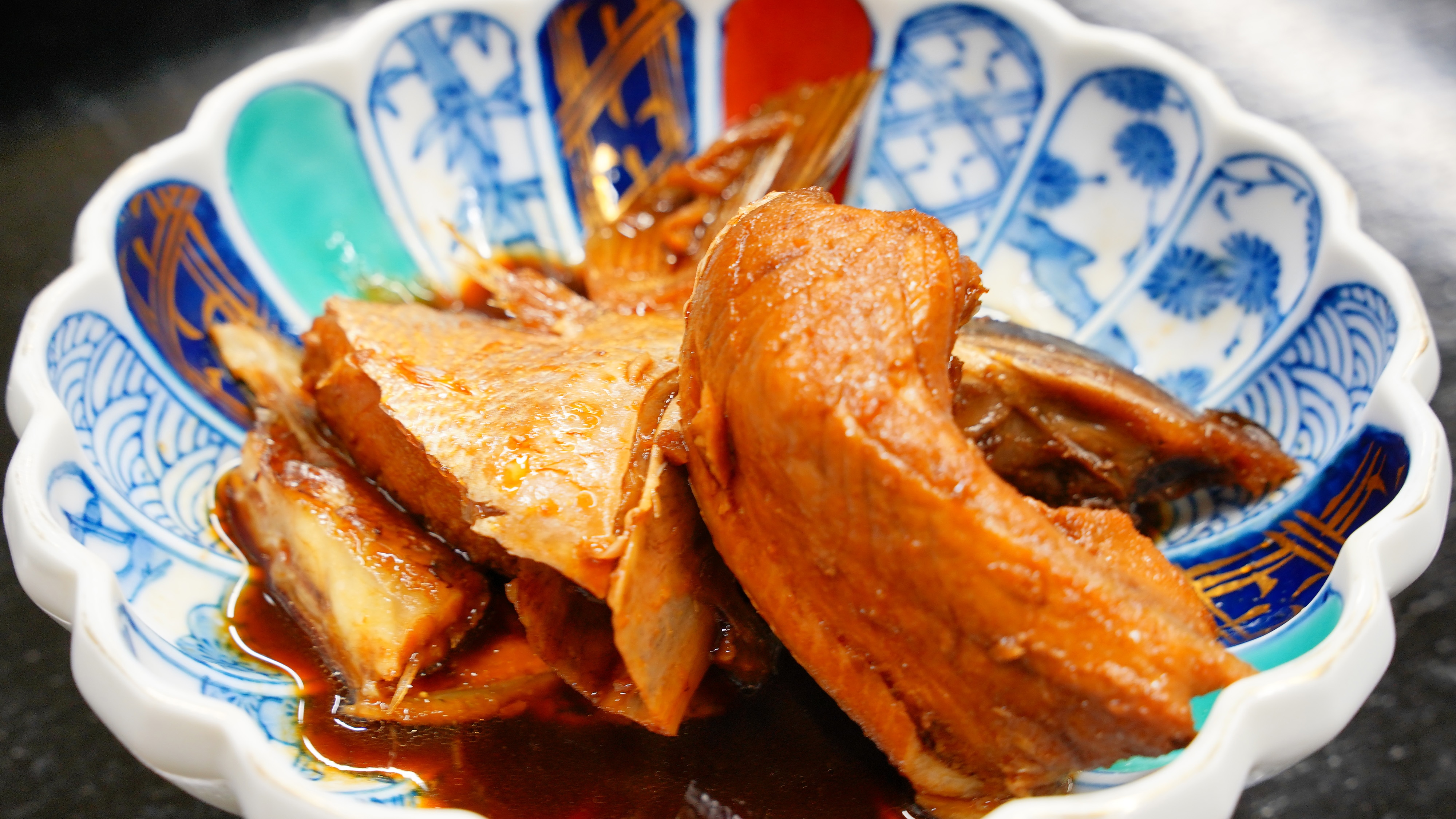 Our specialty [Ara-ni] is a stew made by blending fish procured on the day and using yellowtail, amberjack, and red sea bream.