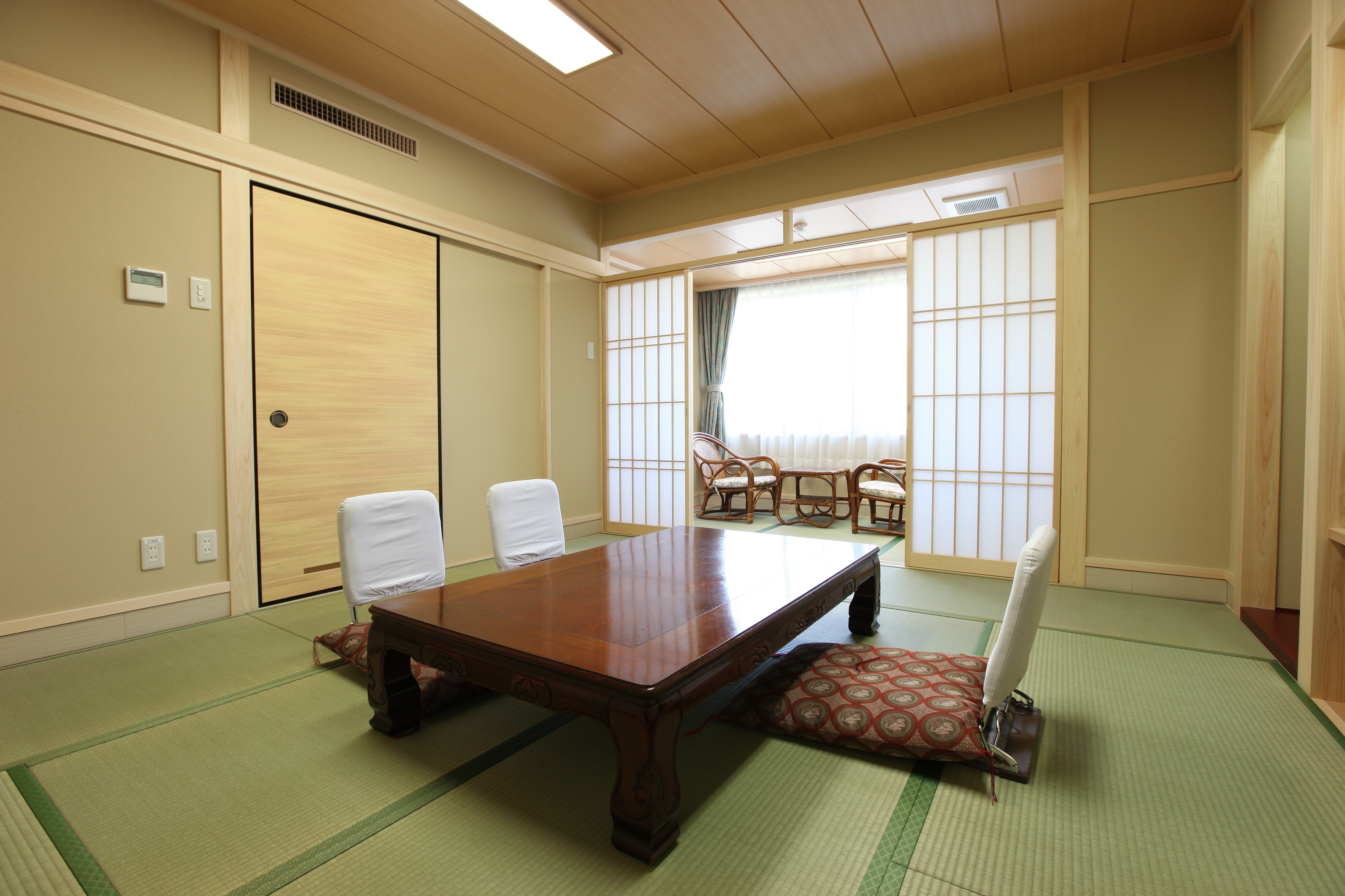 <West Wing> Example of a Japanese-style room with a special offer (photo is a guest room on the 4th floor)
