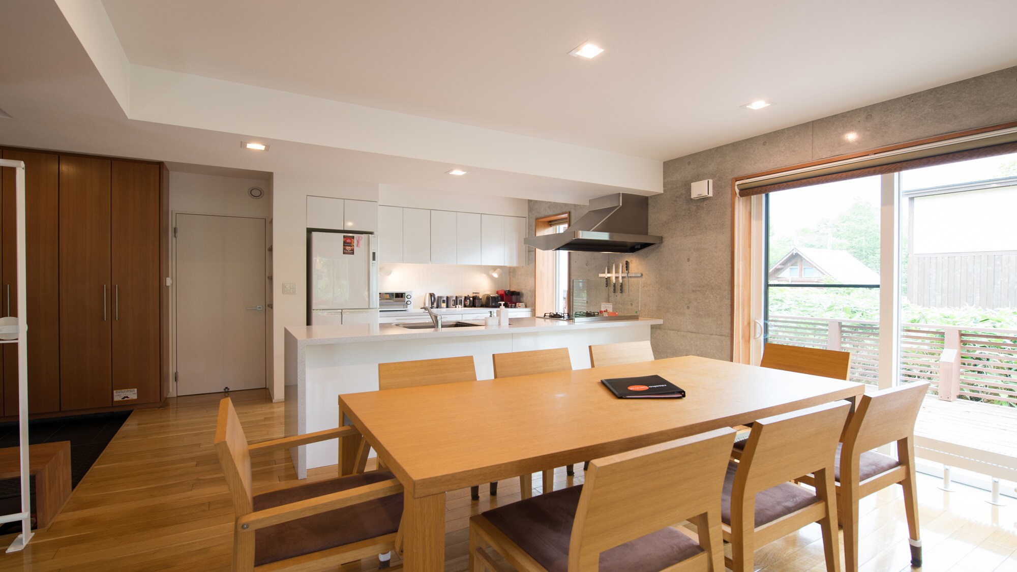 Kitchen & Dining