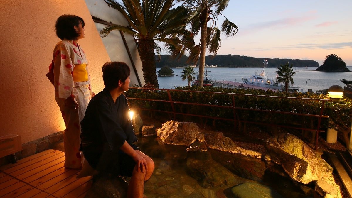 ■Junior Suite■Western-style room 79㎡ + living room + bedroom + cypress indoor bath + private open-air bath