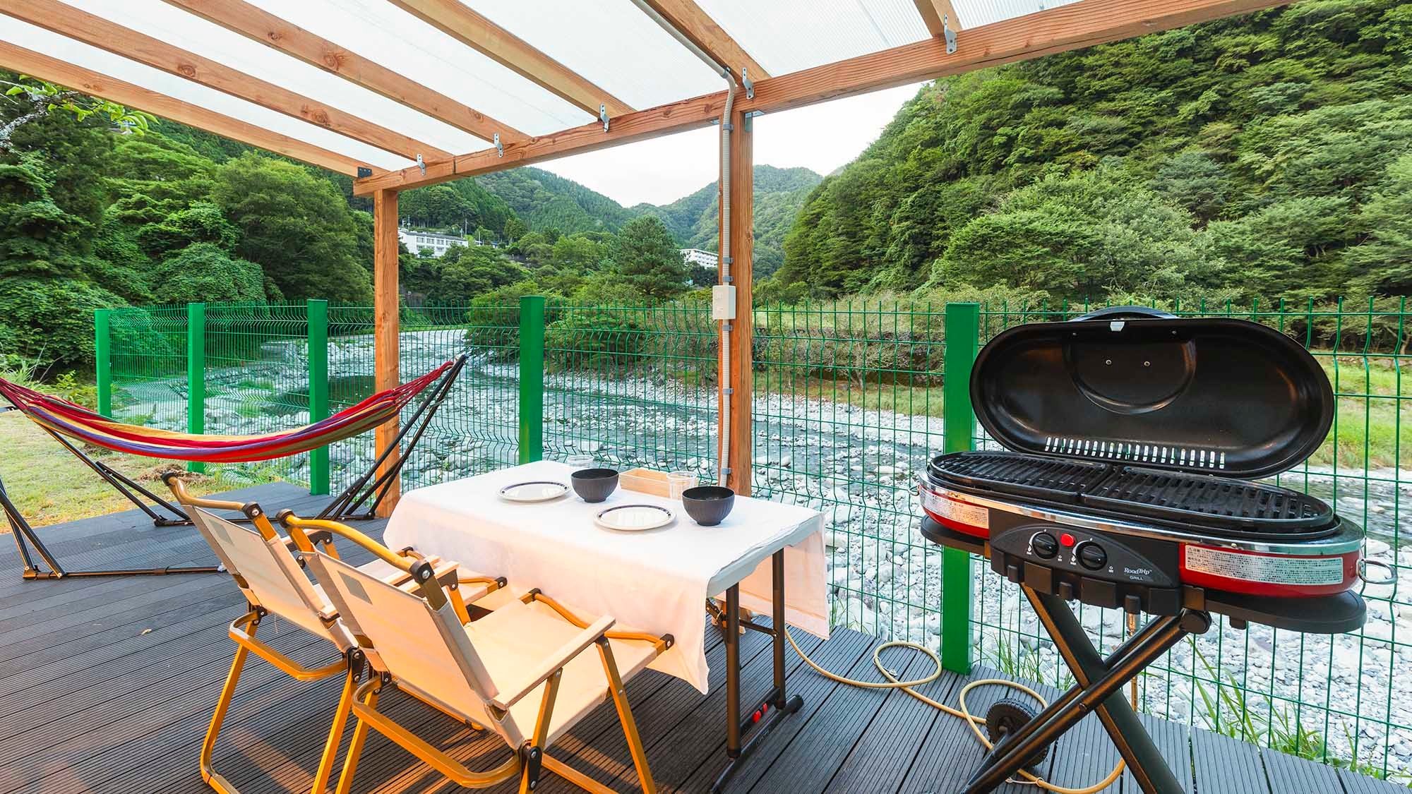 [Tenda Katun Tepi Sungai] Dilengkapi dengan dek BBQ khusus dan area mencuci. Nikmati suasana santai di luar ruangan dengan glamping
