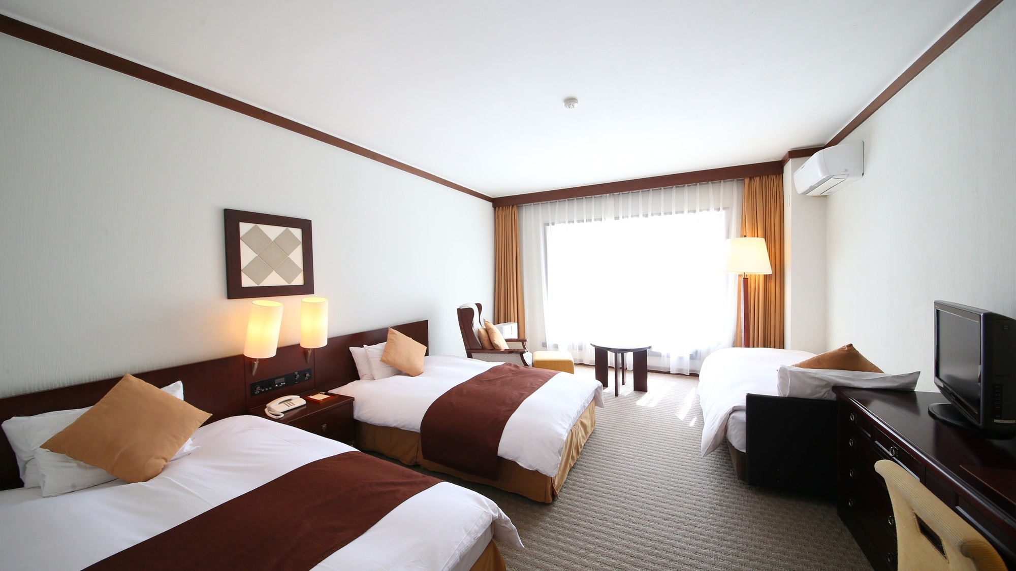 【高级双床房】38平方米的宽敞空间，让您尽享舒适住宿。
