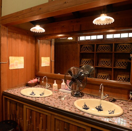 [Large communal bath] A dressing room full of cleanliness. Fully air-conditioned, with washbasin, toilet and hairdryer
