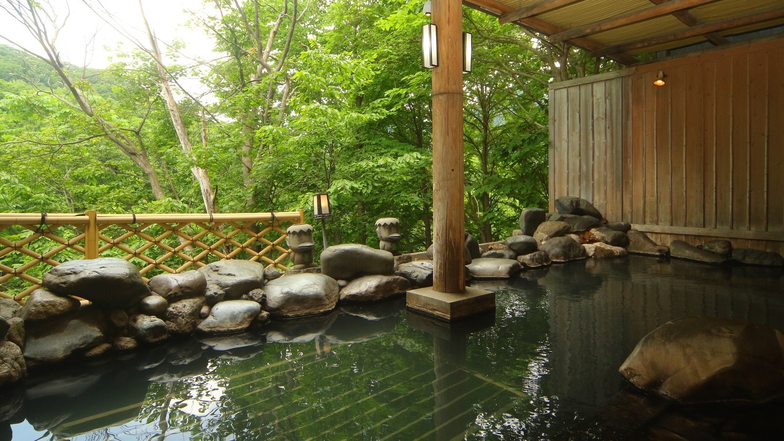 [Open-air bath] Enjoy the natural hot spring water while feeling the nature.