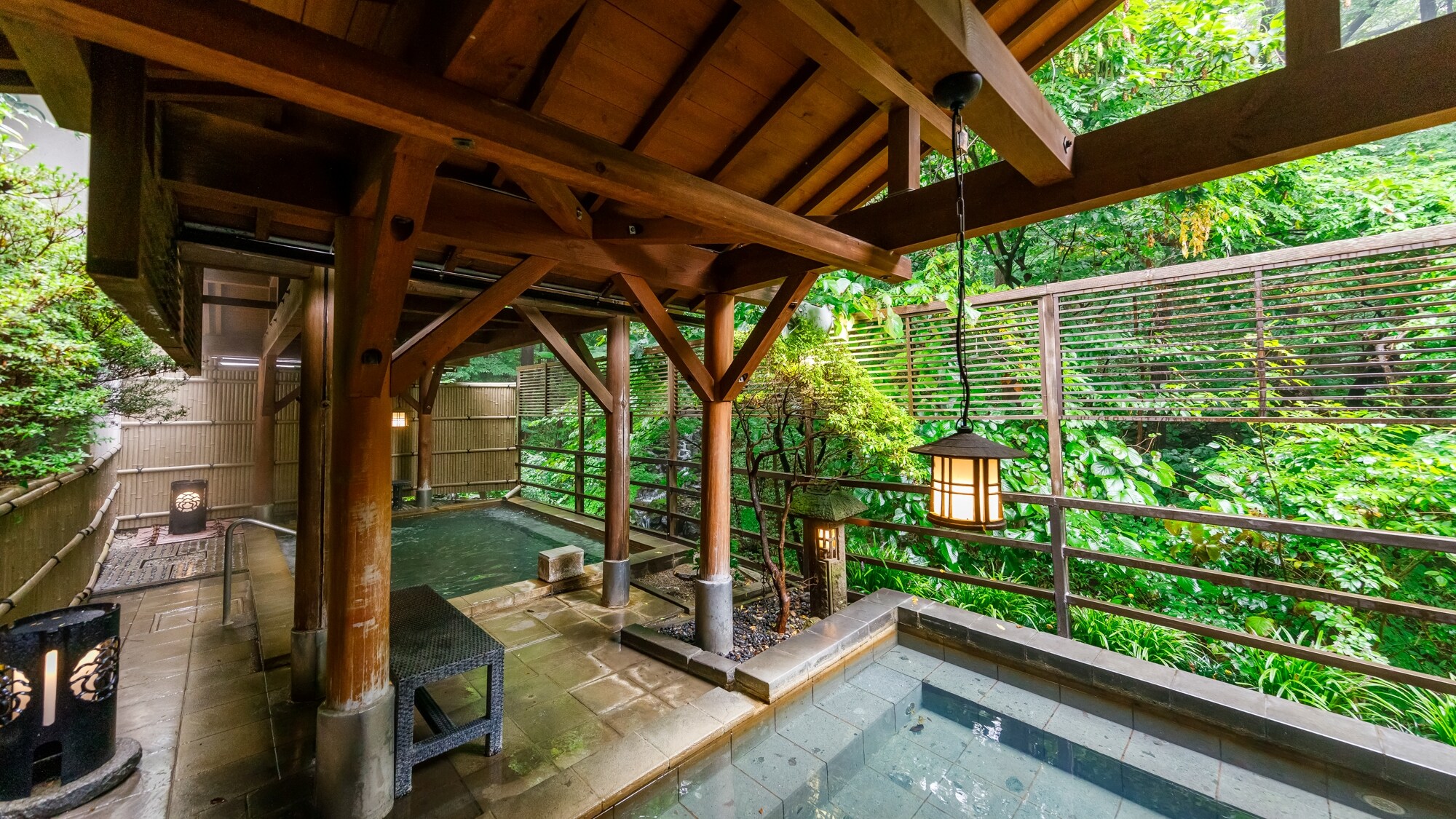 Dikelilingi oleh tanaman hijau subur, pemandian udara terbuka ini mengalir langsung dari sumber mata air panas Nasu yang terkenal, Jizo no Yu.