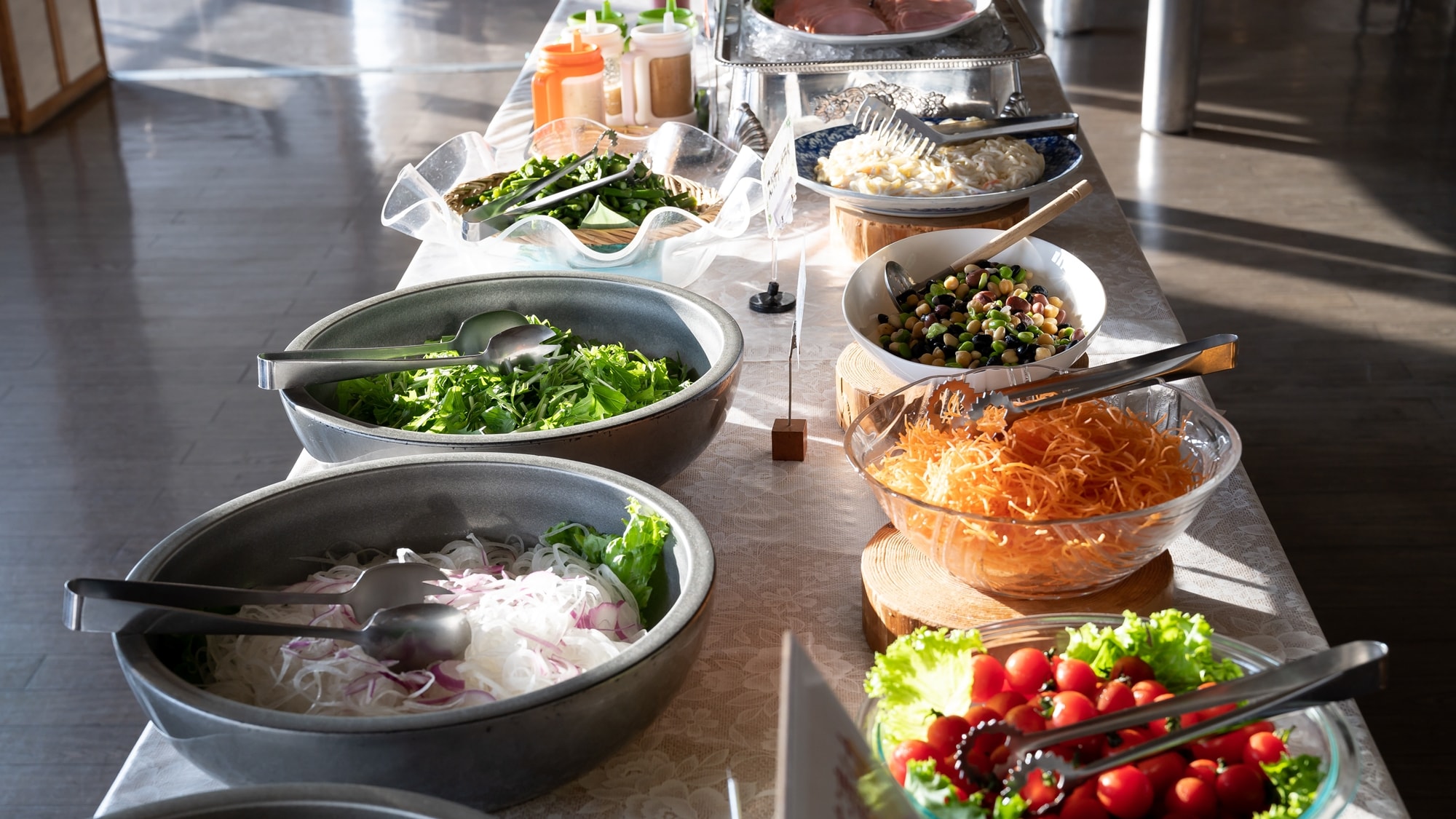 Breakfast buffet ■ Salad bar (example)