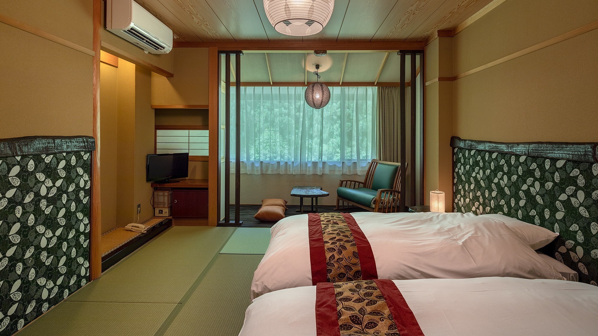 An example of a "low bed Japanese-style room". Beds stick together so elementary school children can rest assured ♪