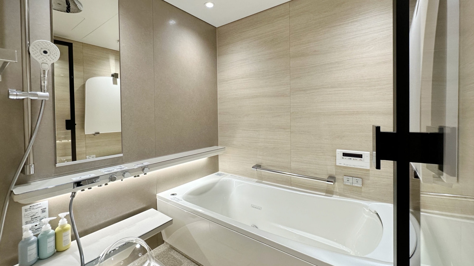 [Hotaru-bi Building/Kura] A bathtub equipped with shoulder and back baths and an overhead shower