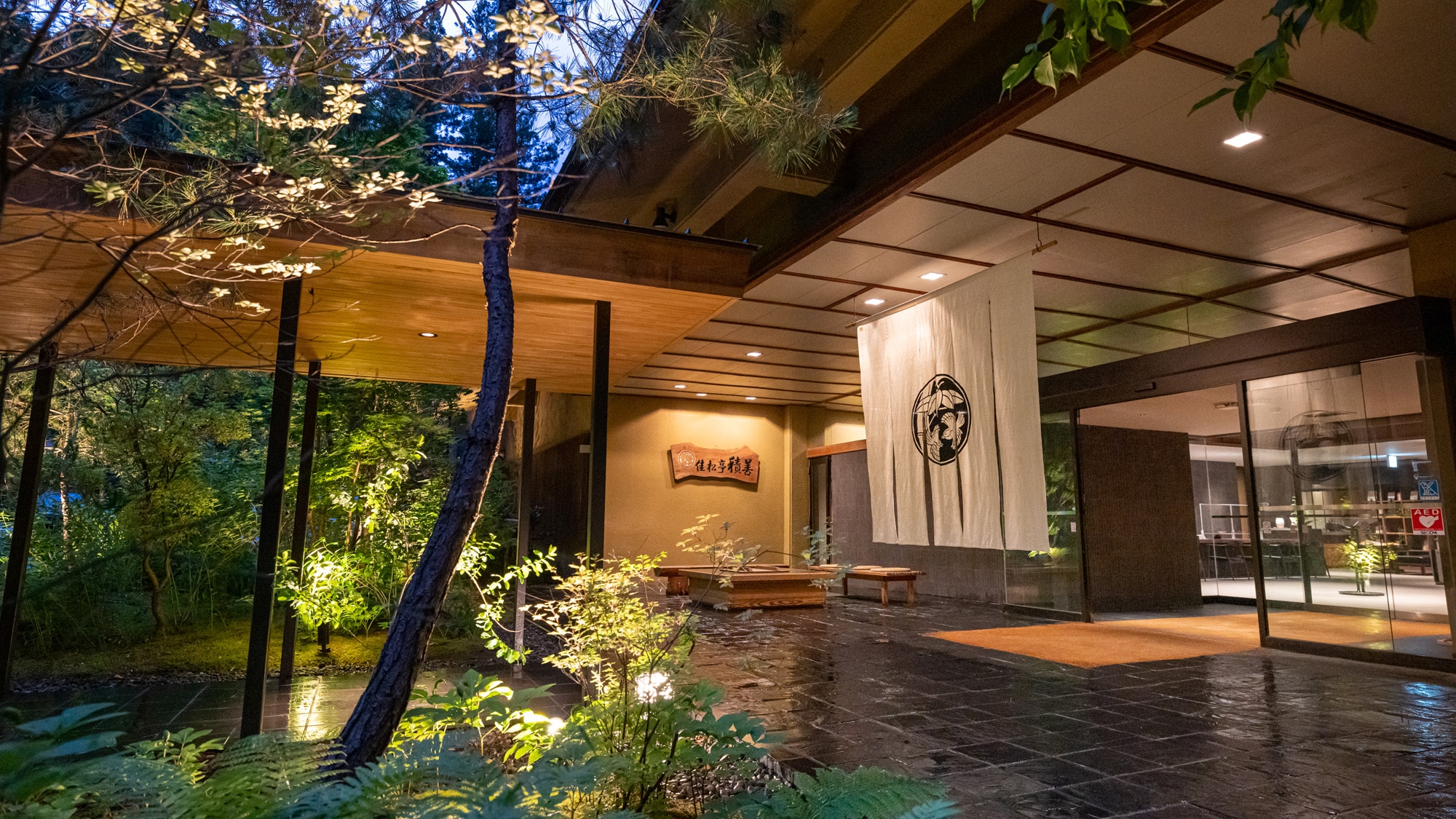 The entrance to Kashotei was renovated in 2019. Please enjoy Sekizenkan surrounded by nature.