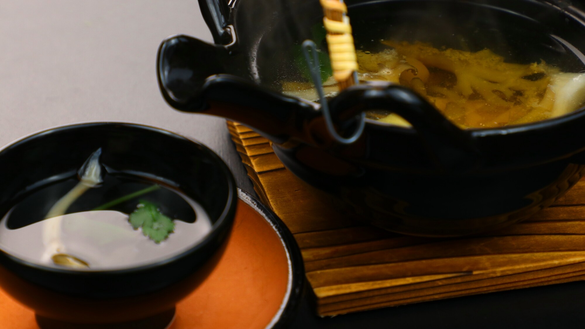 Makanan: Panci tanah liat kukus dengan jamur Maitake "Sukuyoka" dari Kota Minakami