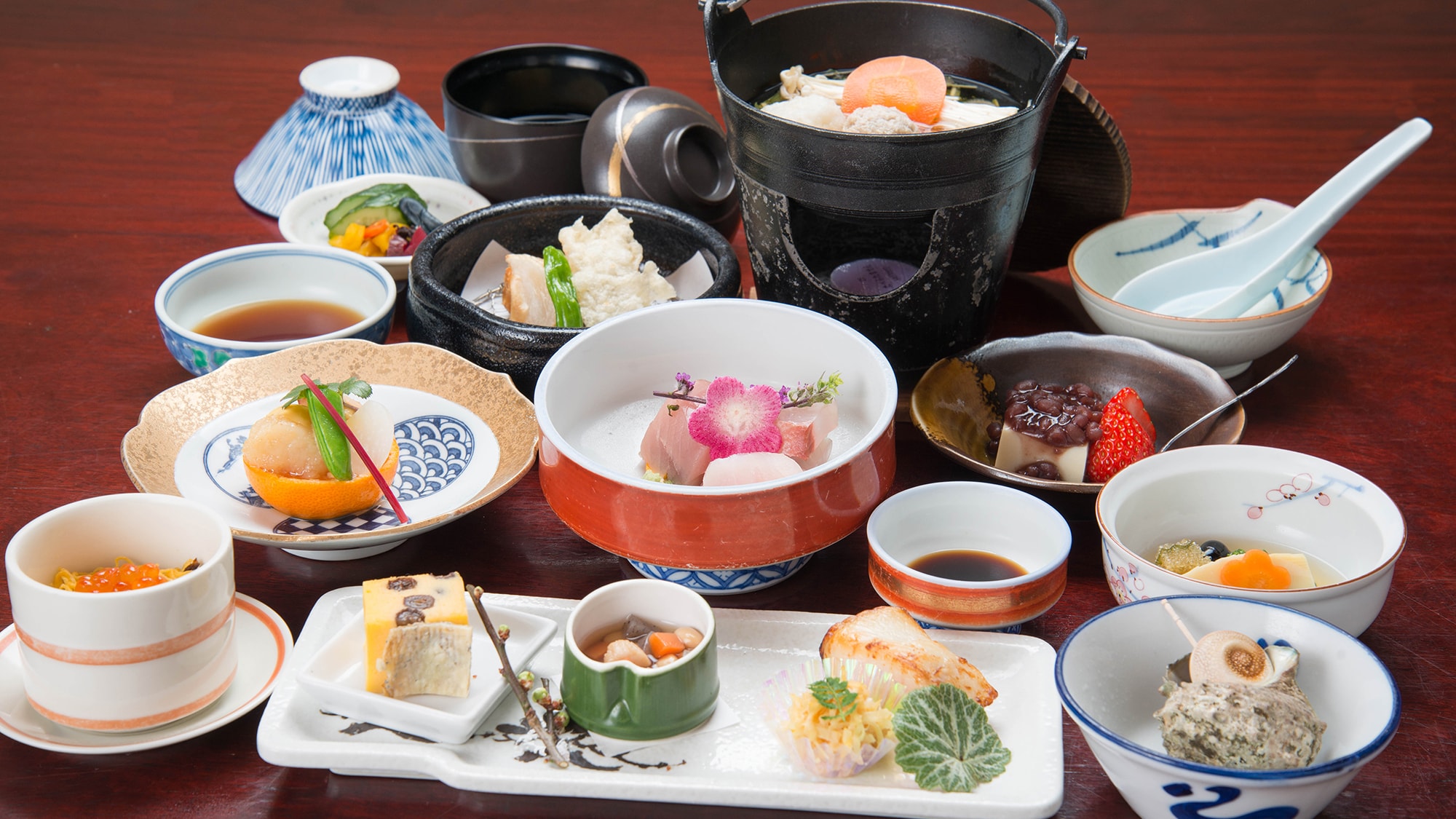 *[Dinner example (Ume course)] This is our standard Kaiseki course meal. It is a seafood course meal that uses an abundance of seafood from Sagami Bay.