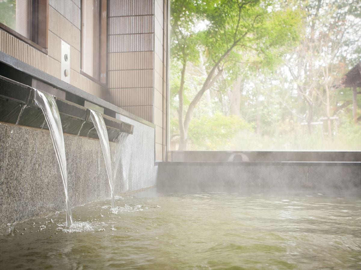 Large bath/hot spring
