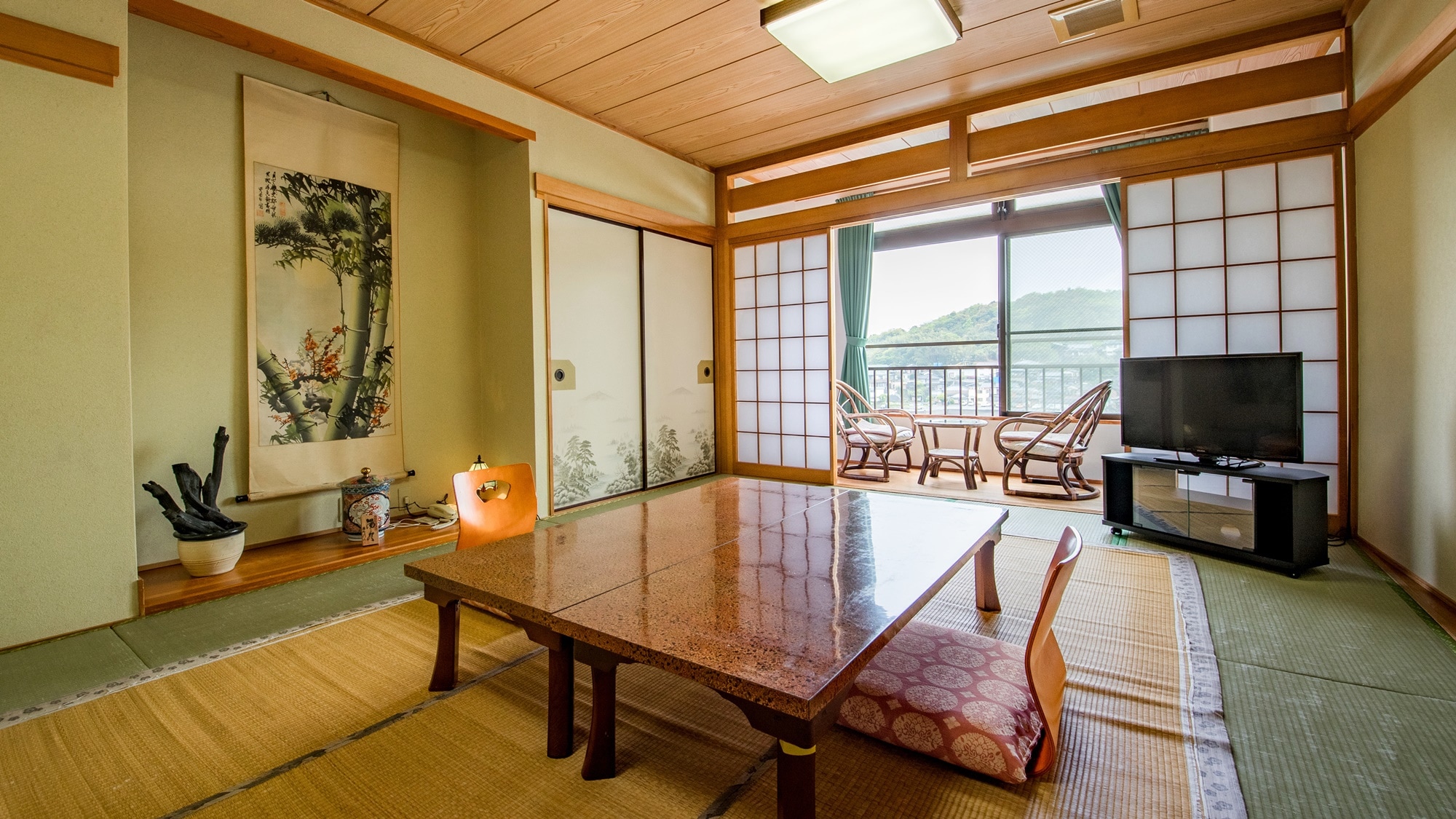 *[12 tatami mat Japanese-style room] We offer 8 to 12 tatami mat Japanese-style rooms depending on the number of people. All rooms have toilets and Wi-Fi