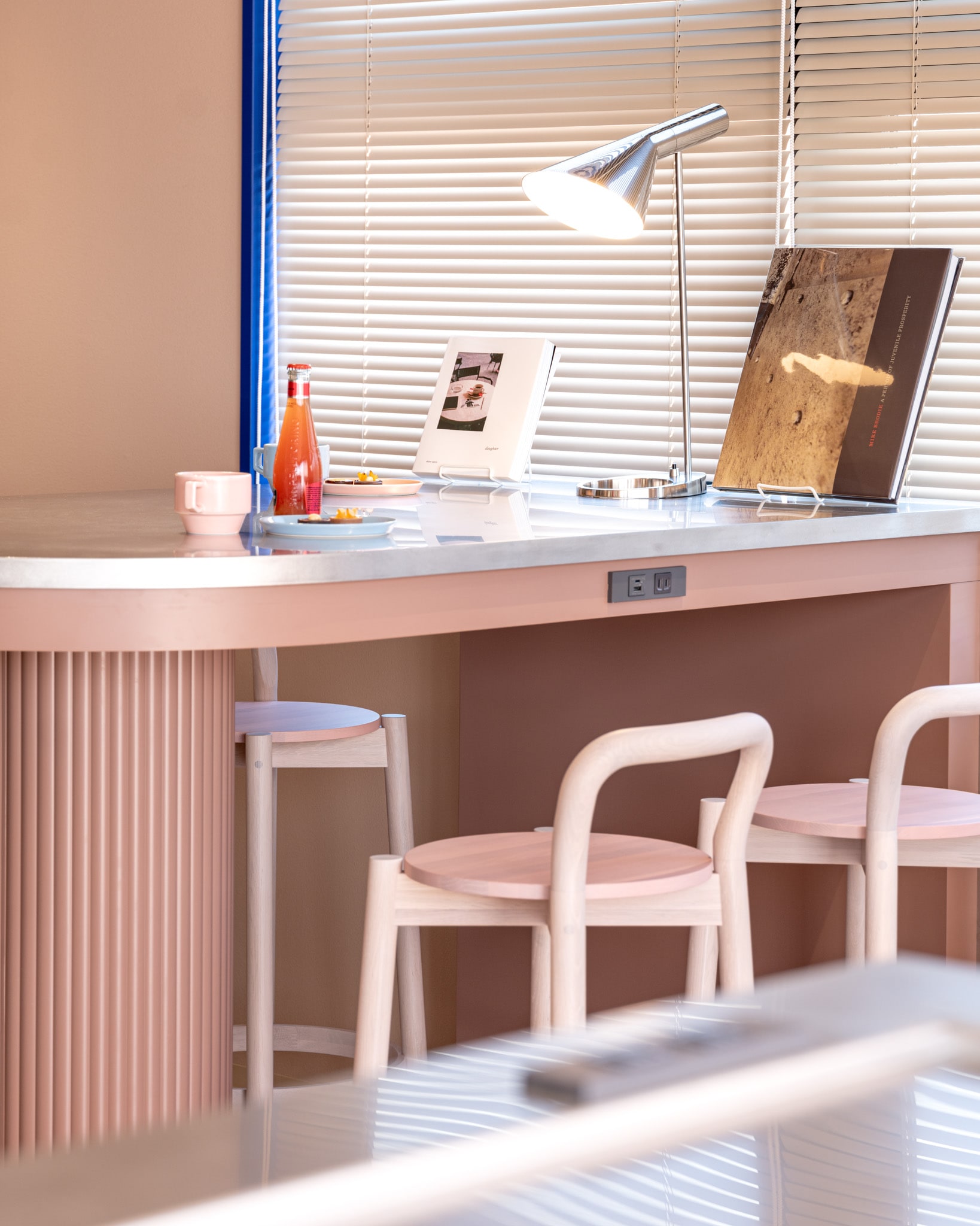 [Free lounge for guests only]