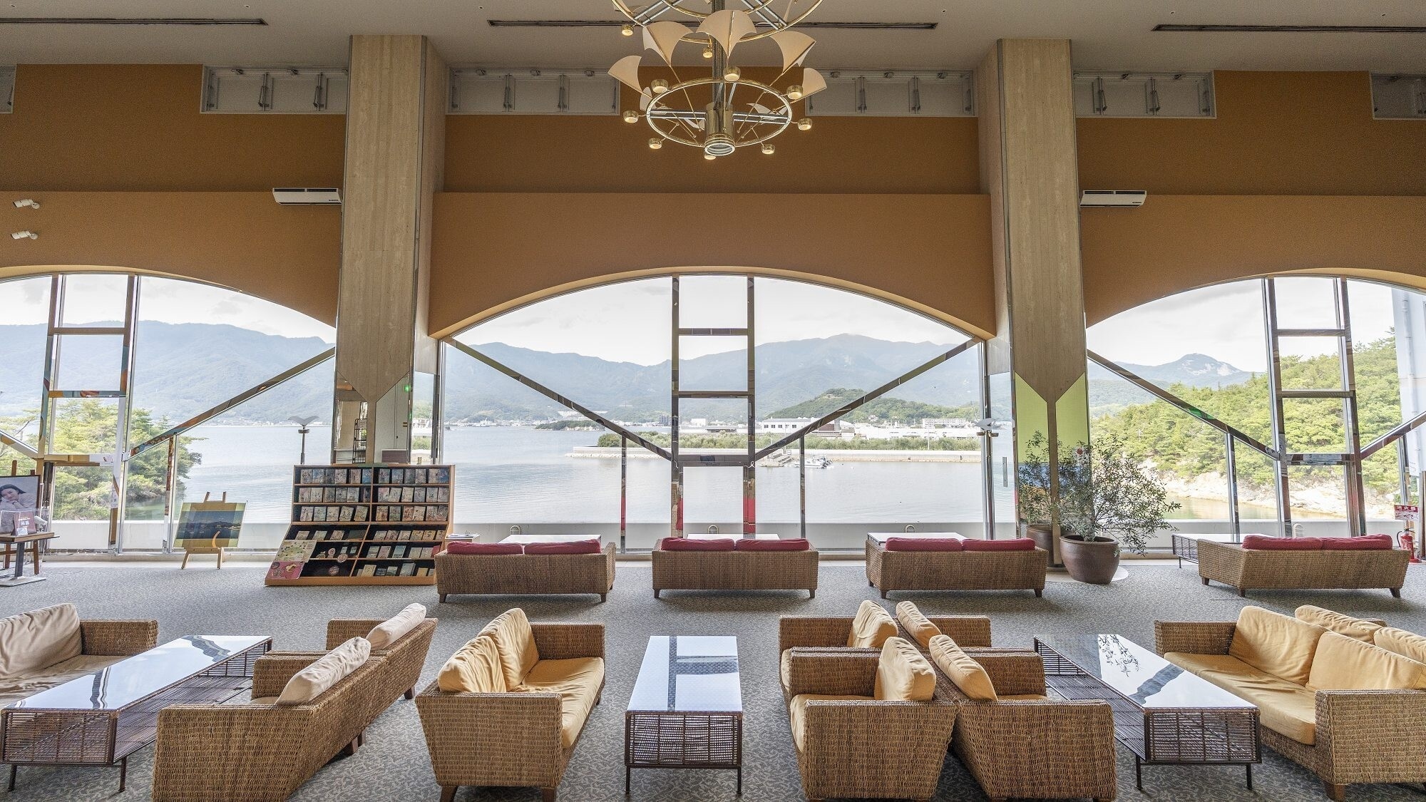 ◆ロビー｜目の前は瀬戸内の海！小豆島ゆかりの作品や島の情報が満載です。