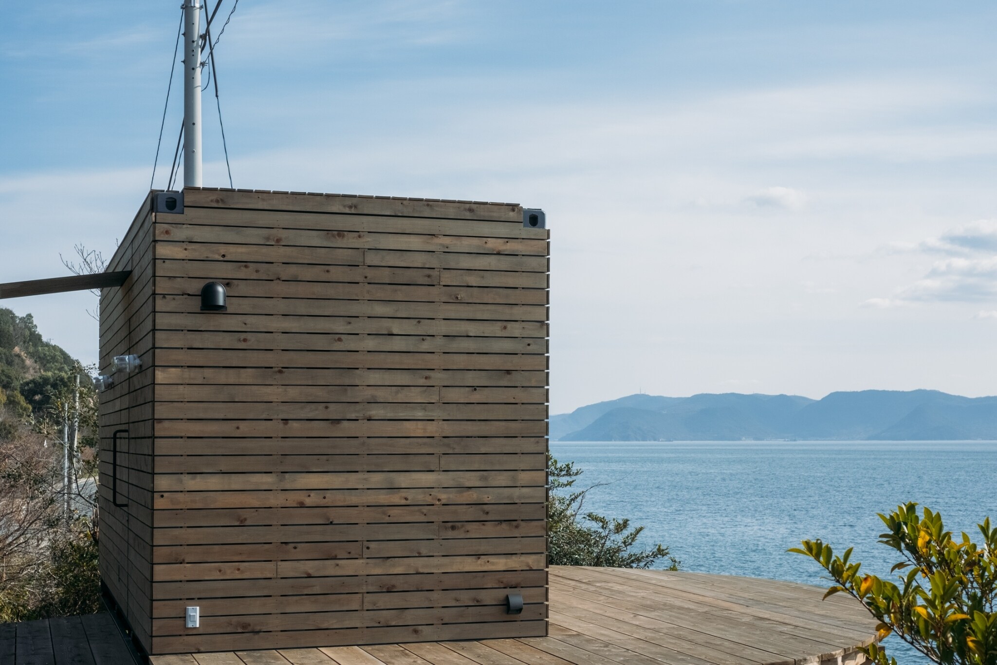 If you go out on the wooden deck, the Seto Inland Sea spreads out in front of you.