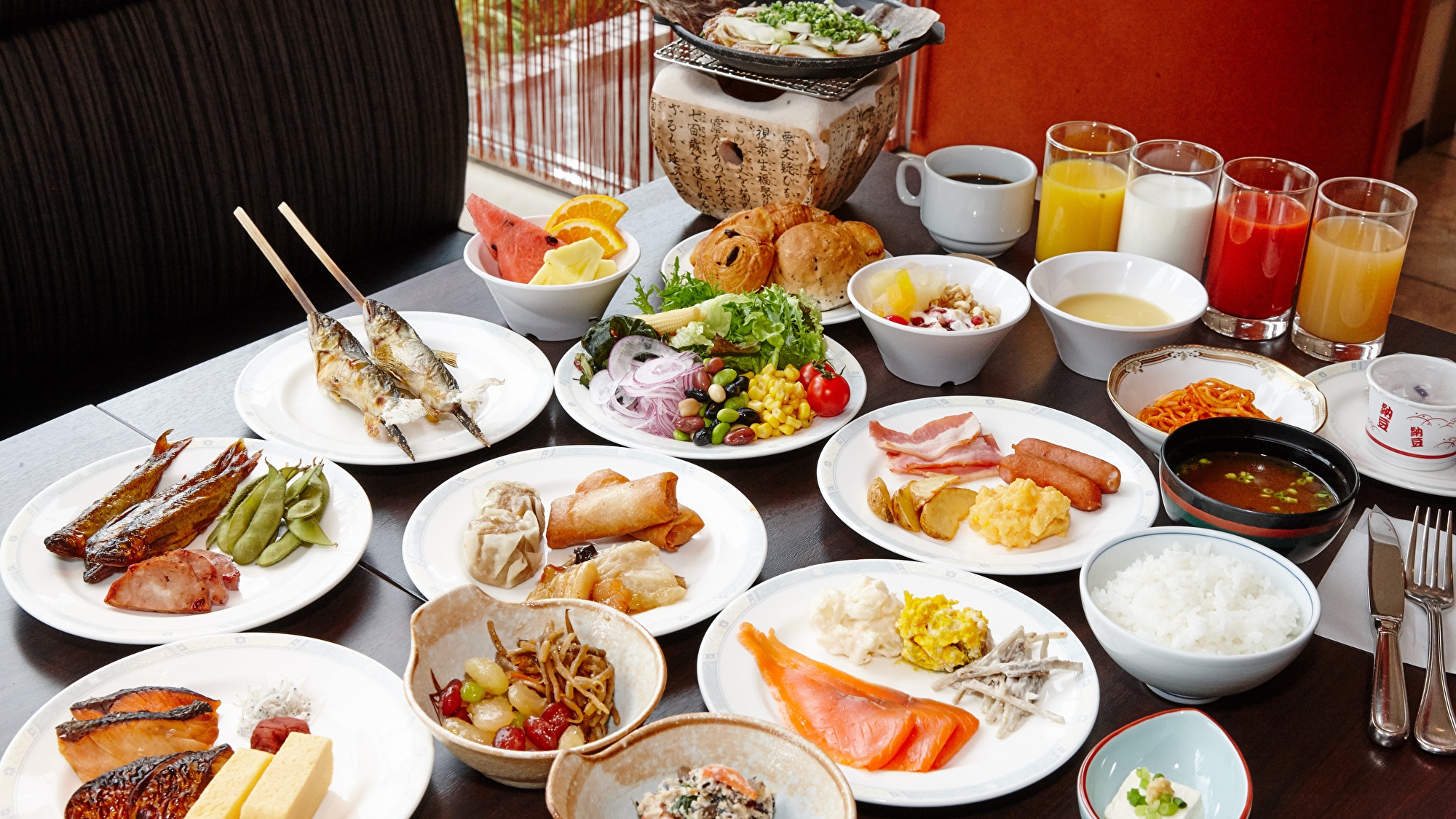 Prasmanan sarapan dengan makanan Jepang, Barat, Cina, dan makanan lokal