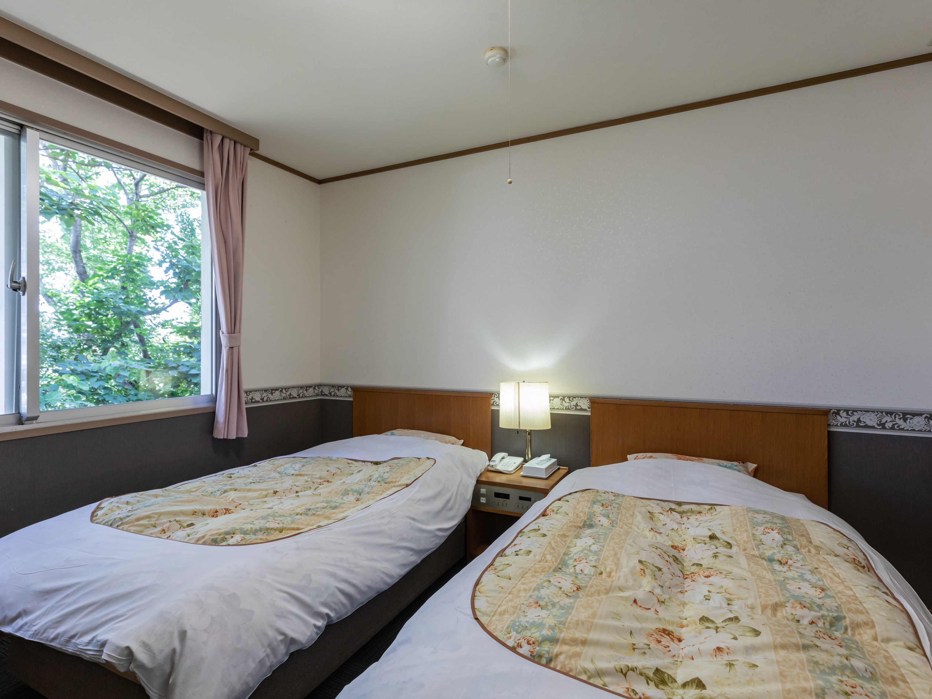 [Non-smoking] Twin room (with toilet and shared bathroom)