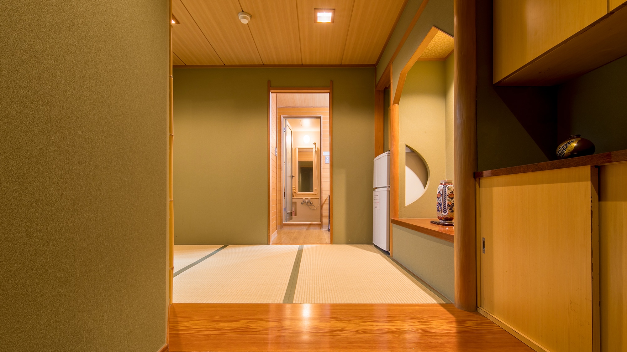 Sea side Ichima Japanese-style room 10 tatami mats 30 square meters (entrance)