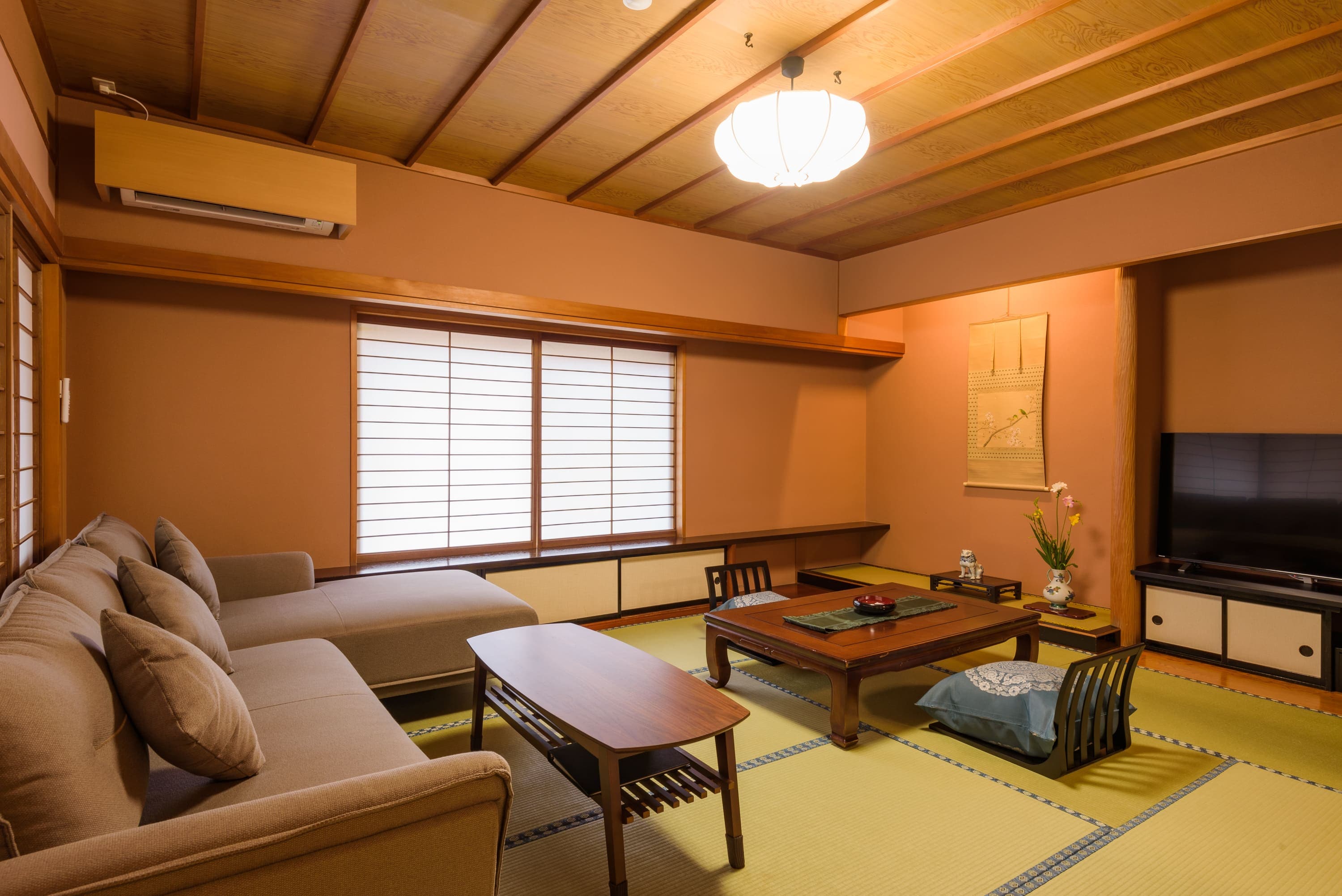 [Special guest room with semi-open-air bath] There is a sofa and a big TV where you can stretch your legs between the 10 tatami mats.
