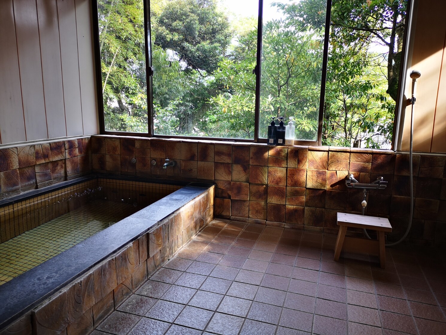 The indoor bathtub of "Take no Yu". A small bath that can accommodate two adults.