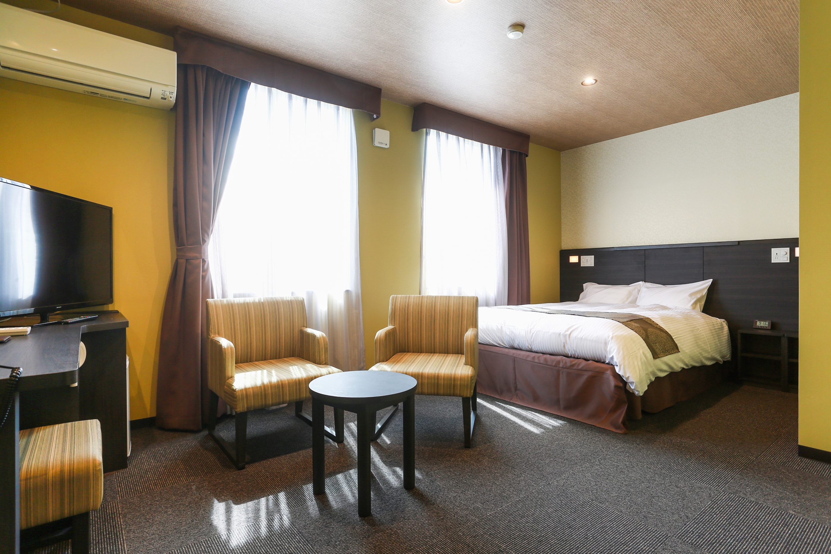 The spacious 25 m2 room is barrier-free and can be used comfortably by elderly guests.