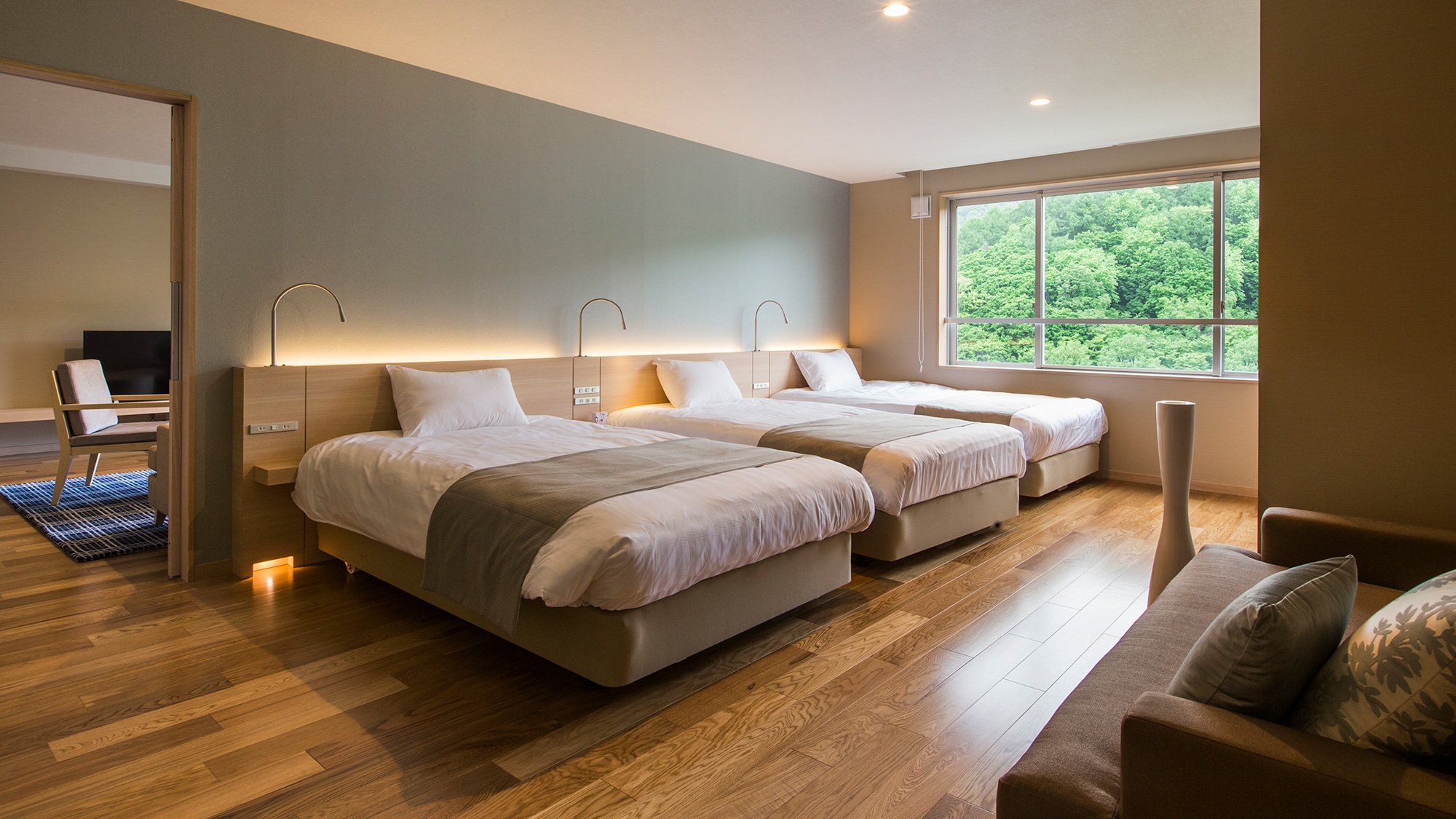 [Women's Premium] A bedroom with 3 beds side by side. It is a spacious area of 76㎡ including the living room.
