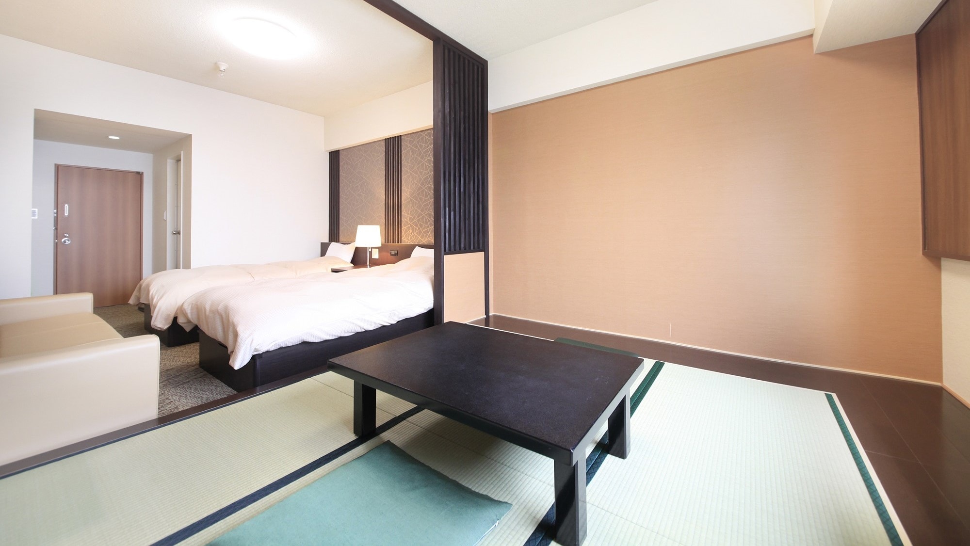[Japanese-Western room] If you lay futons in the Japanese-style room, up to 5 people can stay.