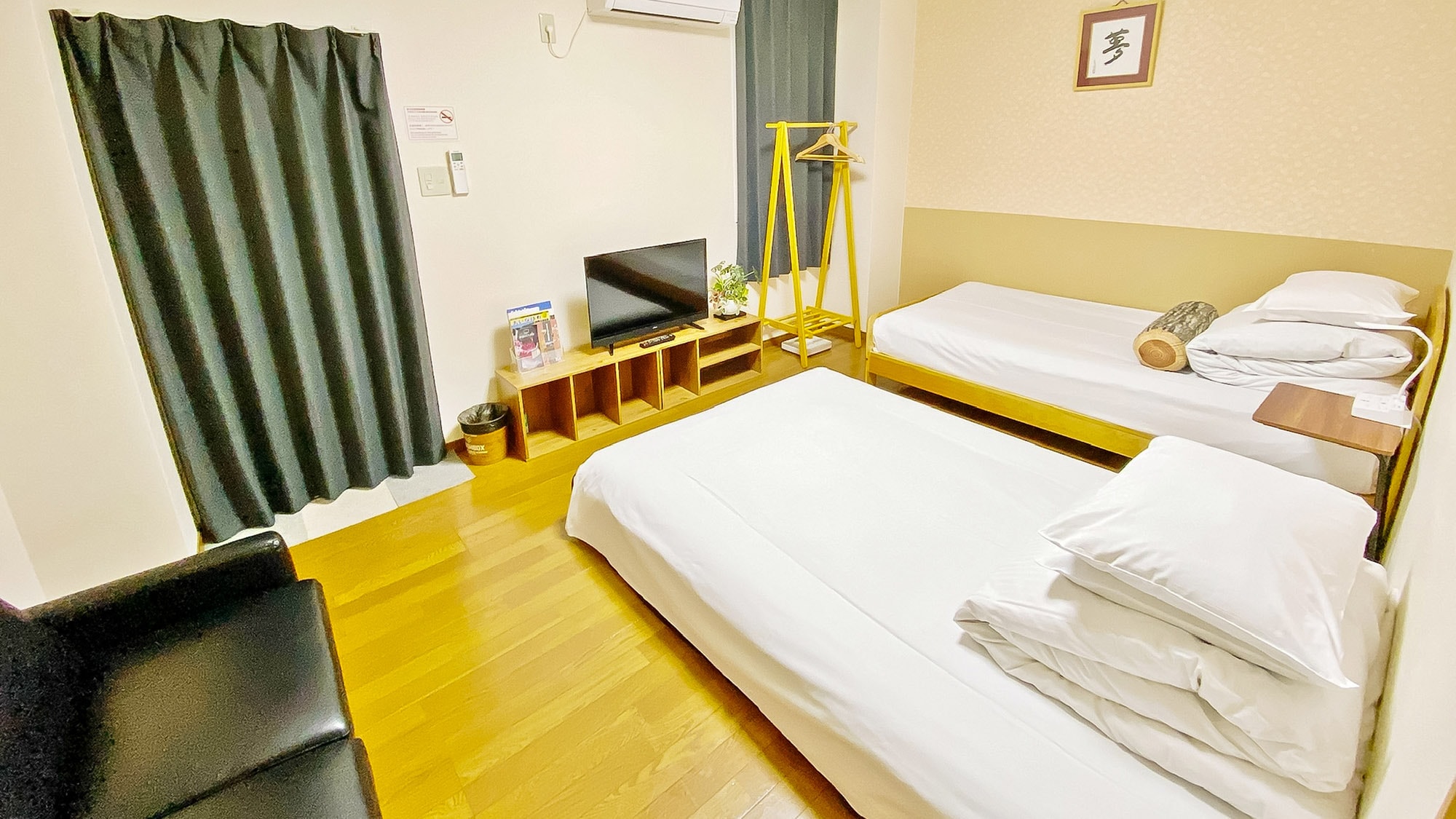 ・ [Western-style family room with washing machine (3 people)] You can watch TV from the bed.