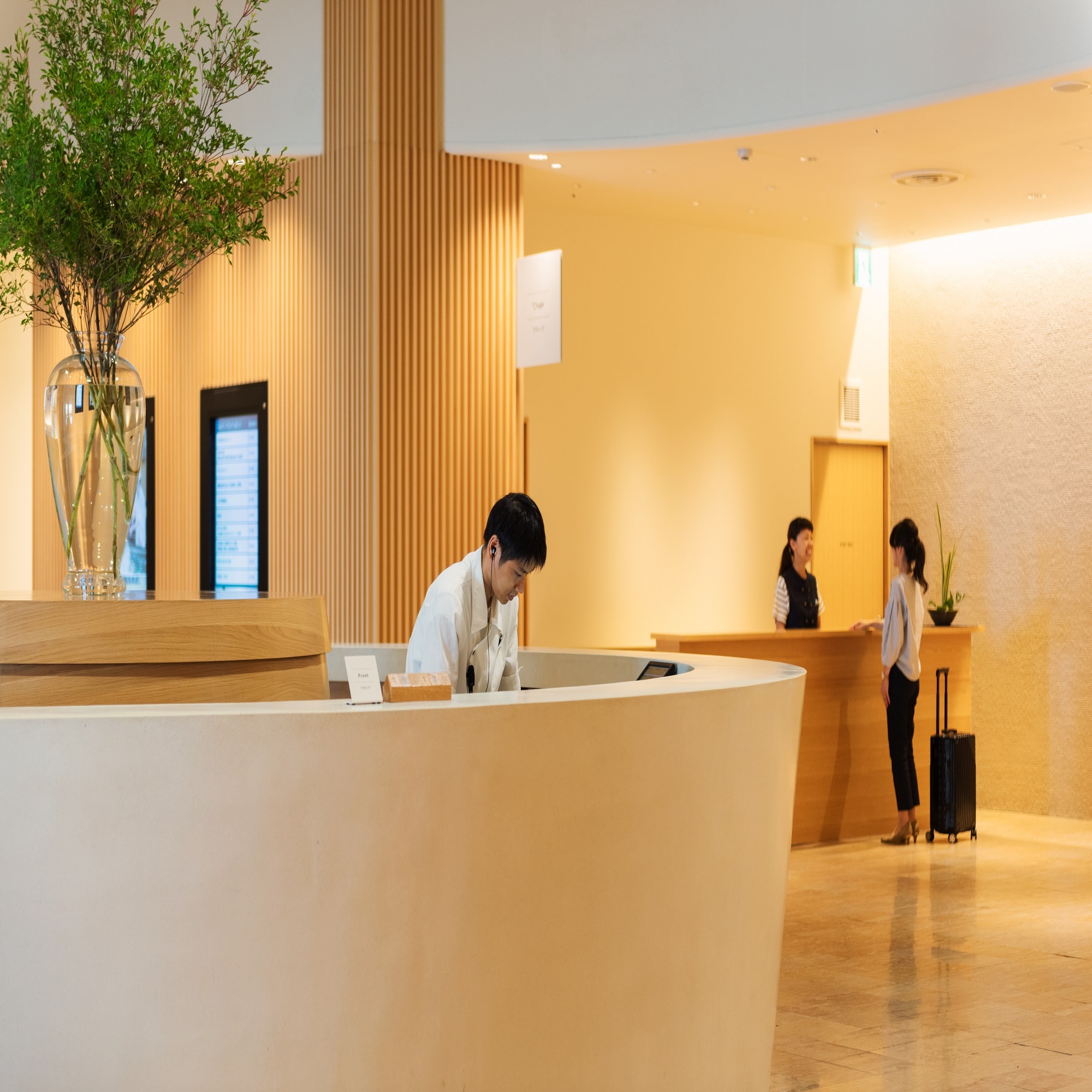 [Hotel facilities] Hotel Seamore Front Desk. Please complete the procedures for Seamore Residence at the counter in the back.