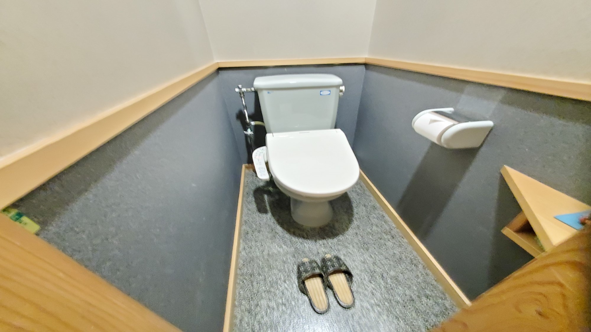 [Japanese-style room 8 tatami mats] Washlet toilet