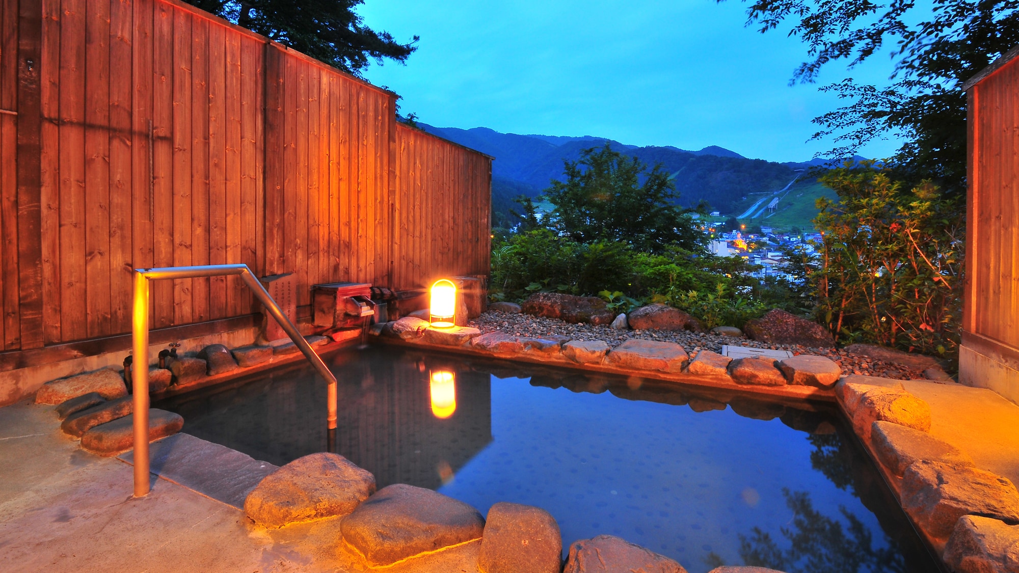 The open-air bath with a view in the evening is also fun