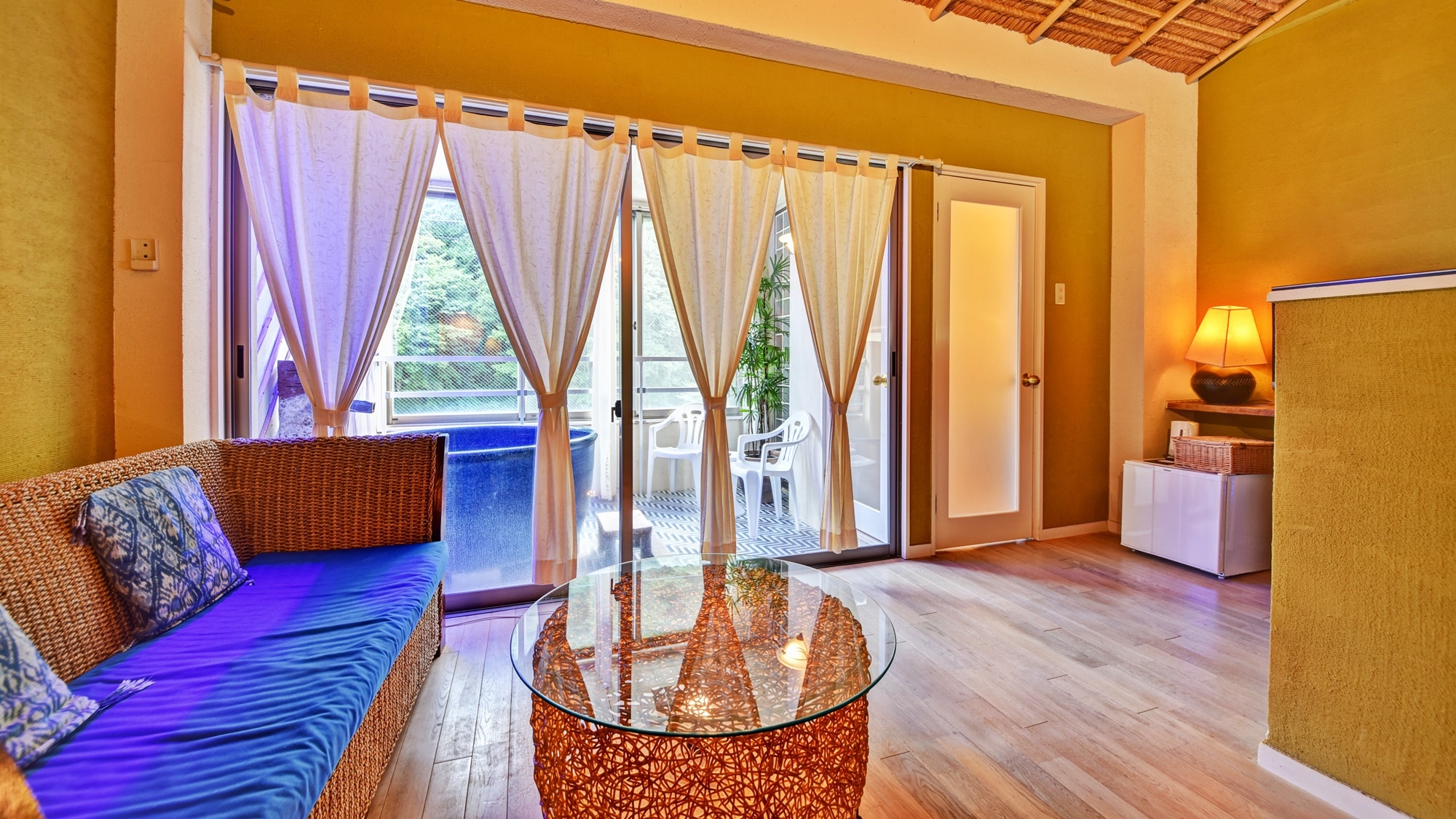 * [Ruri] A spacious and bright room with a blue sofa. Relax in a room with refreshing colors.