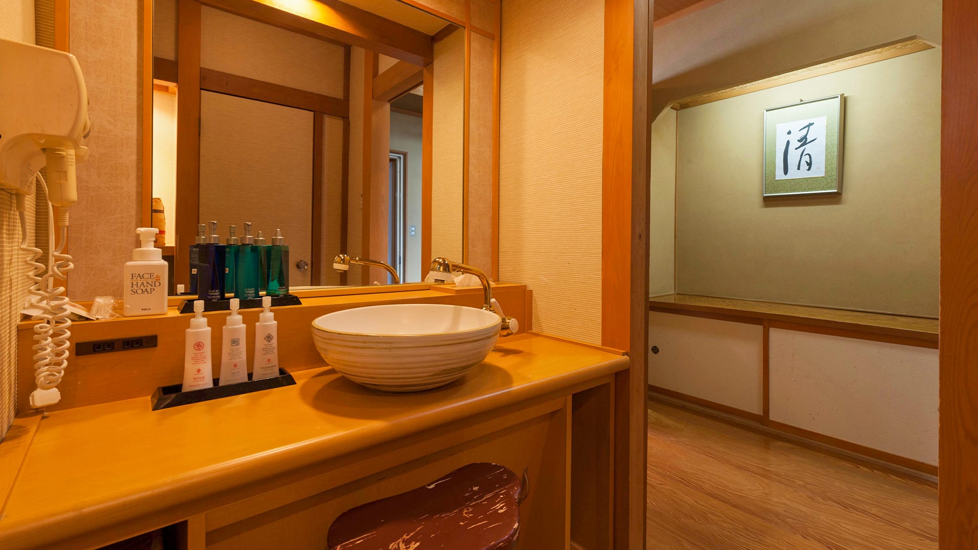 ■Deluxe Japanese-style room 10 tatami mats + 4.5 tatami mats｜In addition to women's cosmetics, men's cosmetics are also available