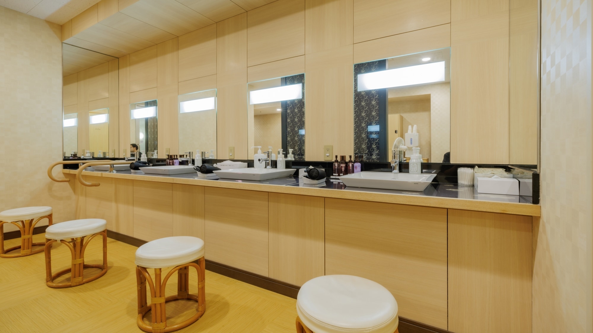 숙박자 전용 목욕탕 “아오네” 파우더 룸