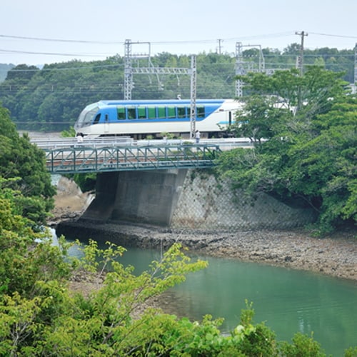 [Ocean side Japanese-style room with a view of the railway]