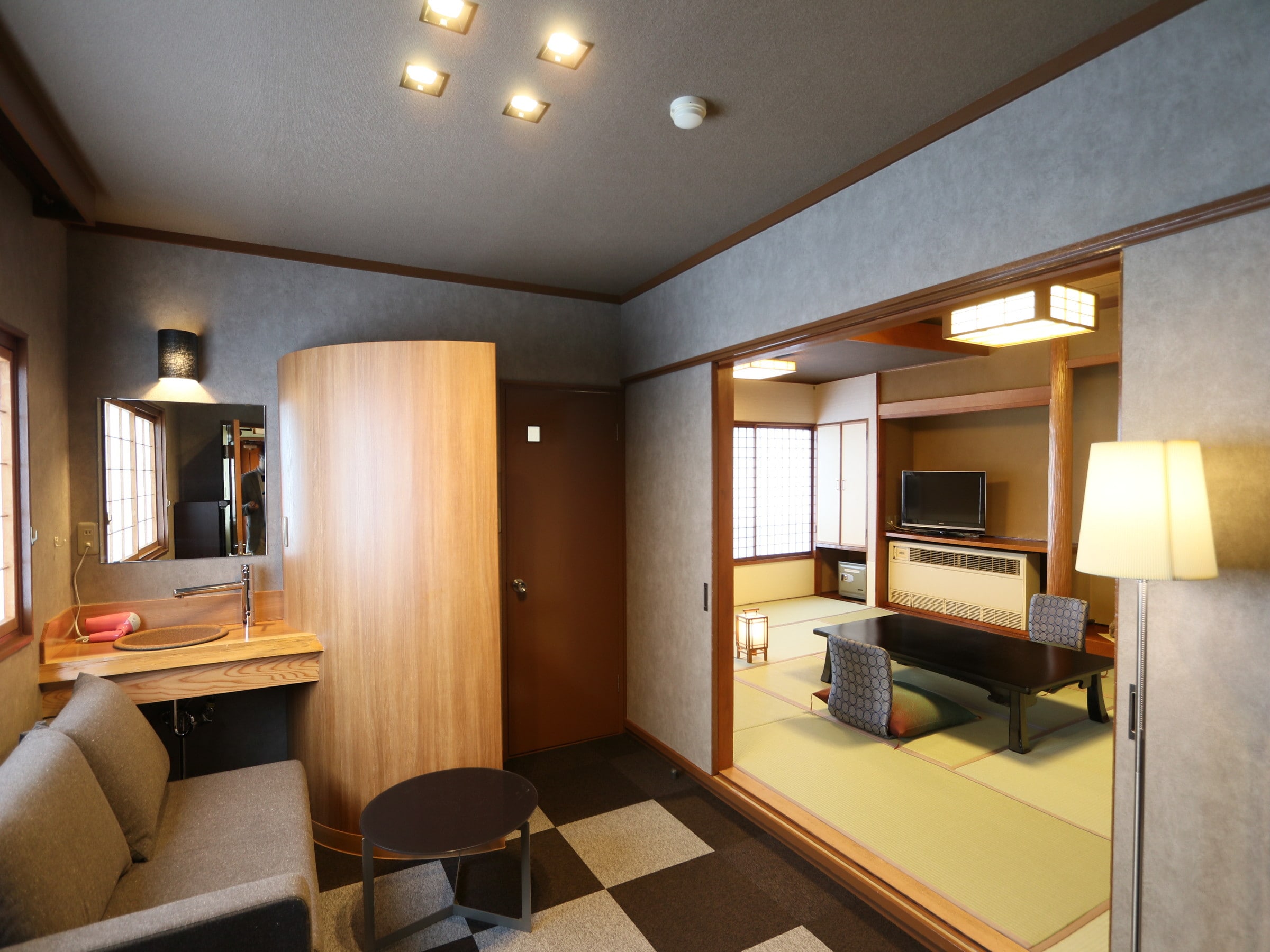 Kamar tamu di lantai dua dengan ruang tamu "Suzukaze" (untuk 2-4 orang)
