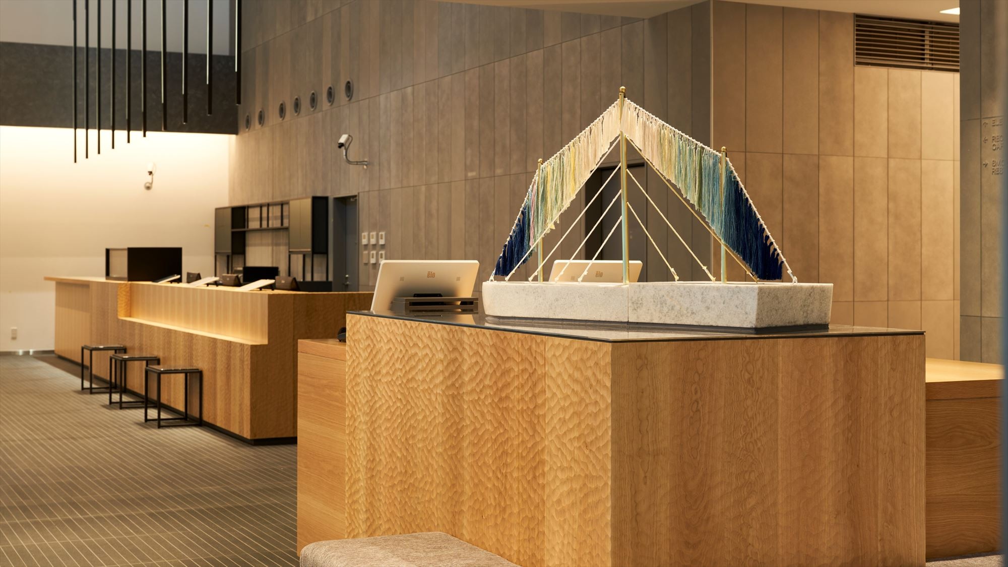 [Lobby] A work by sculptor Rinko Inaba is displayed at the entrance.