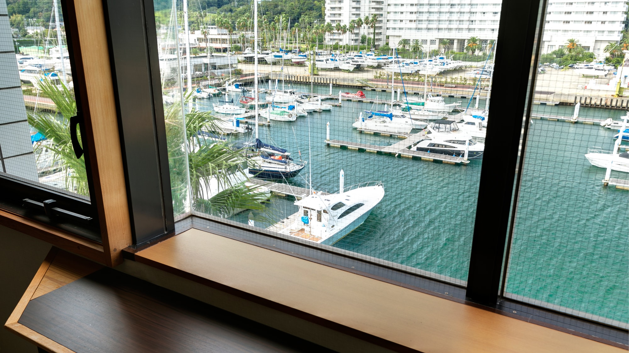 ≪Harbor Grande≫ 這是一個可以看到海港景色和碼頭內街景的房間。