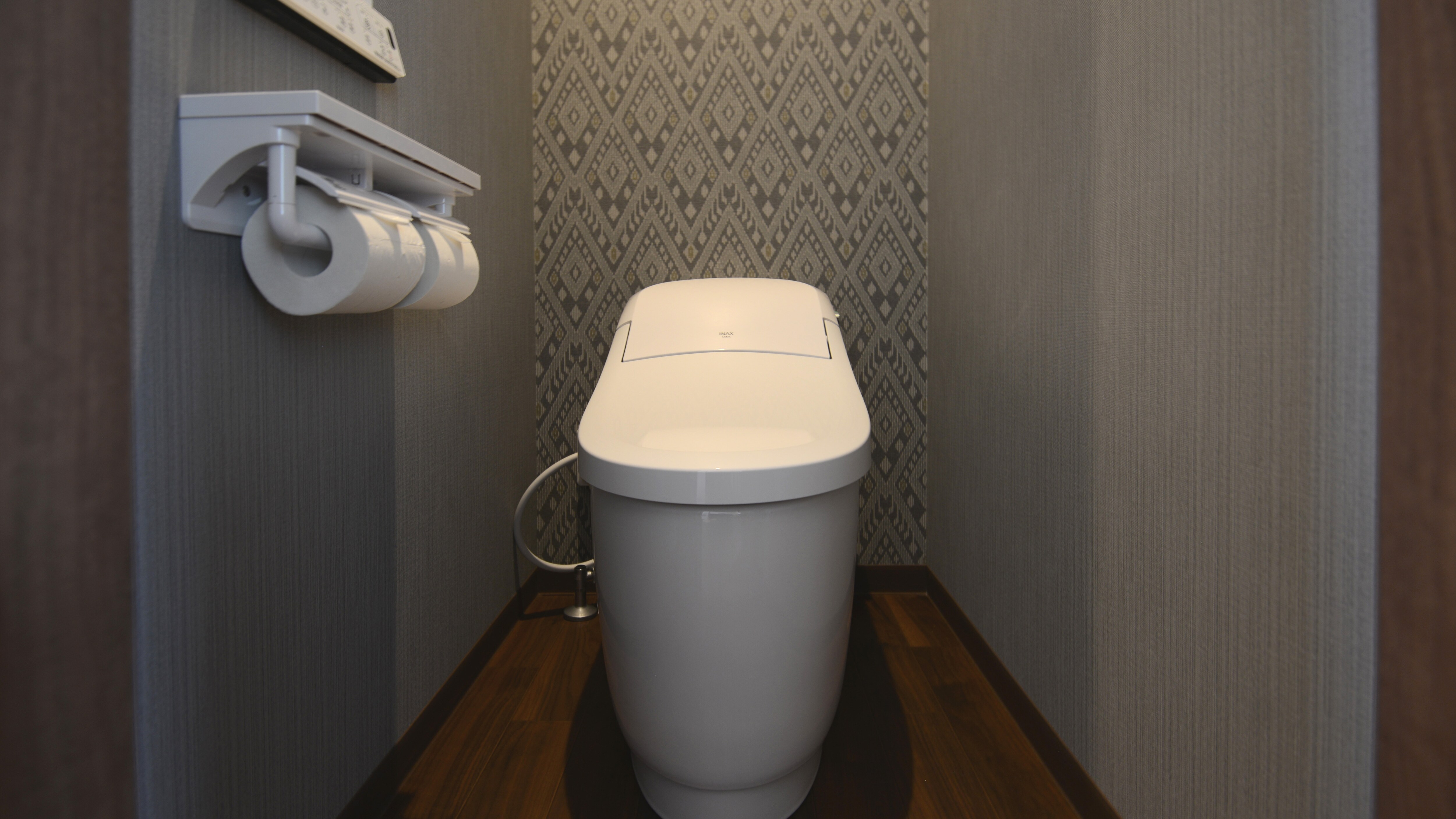 Toilet model washlet bergaya vintage