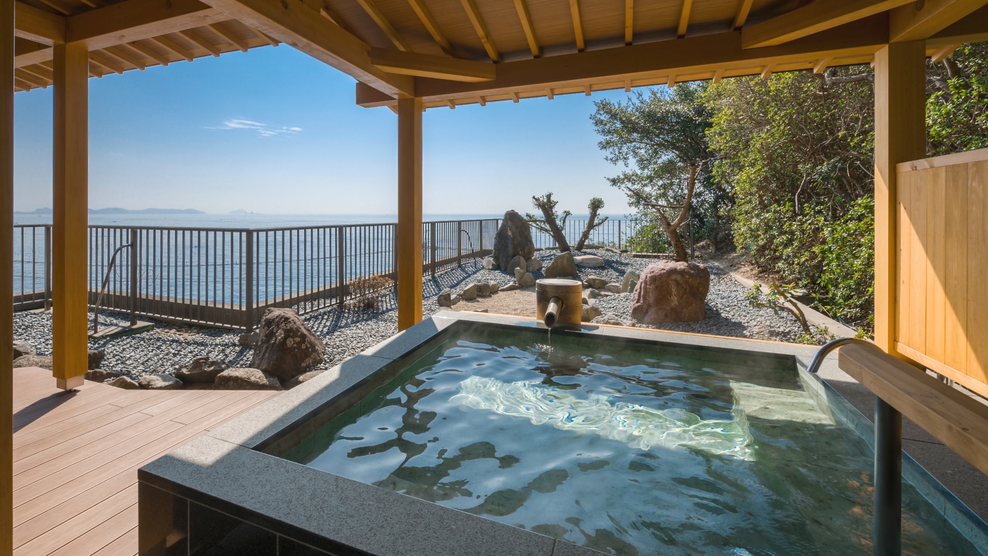 [Furari] An example of a Japanese-Western room with an open-air bath