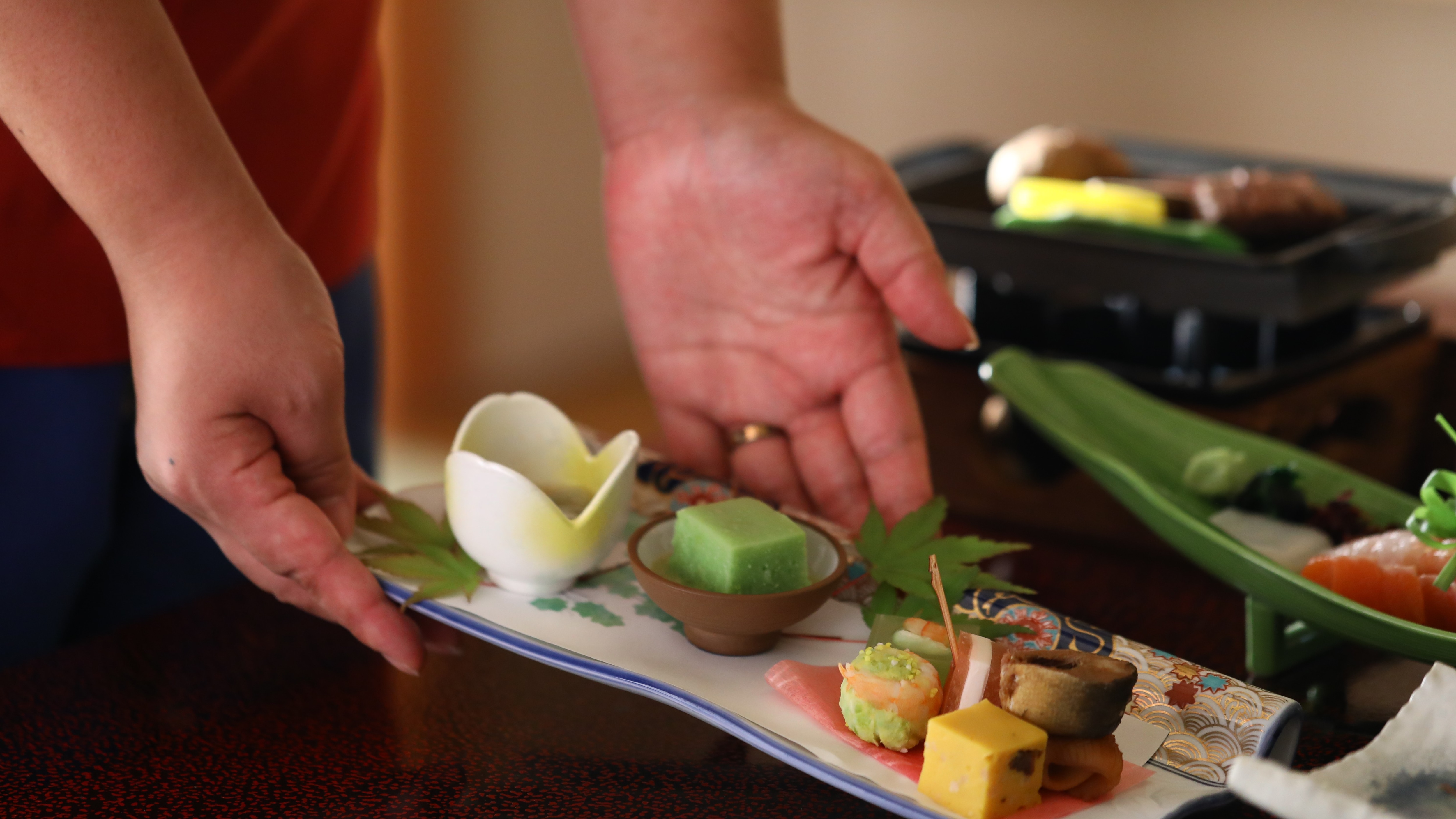 □ Please enjoy a blissful time enjoying the cuisine and local sake.