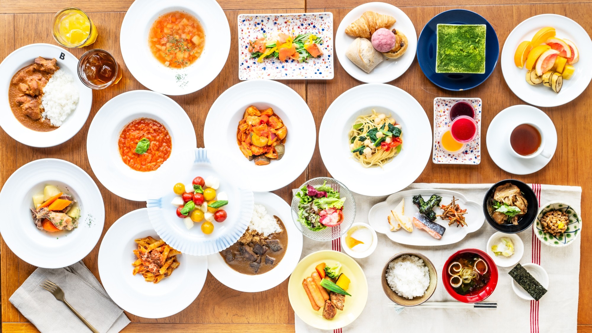 Thưởng thức nhiều món ăn địa phương phong phú.